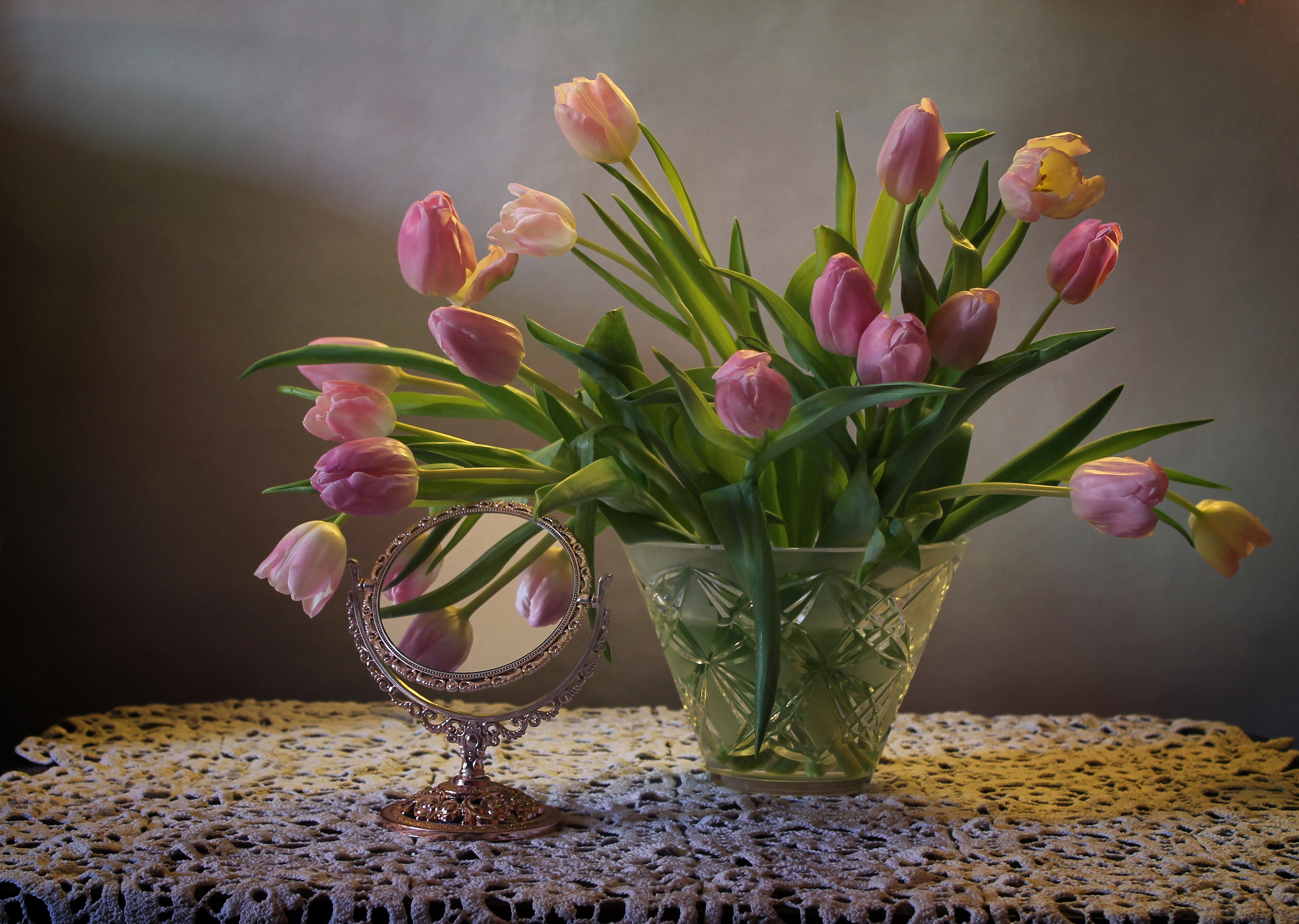 Фото тюльпаны в вазе на столе. Тюльпаны в вазе. Букет тюльпанов в вазе. Розовые тюльпаны в вазе. Красивые тюльпаны в вазе.