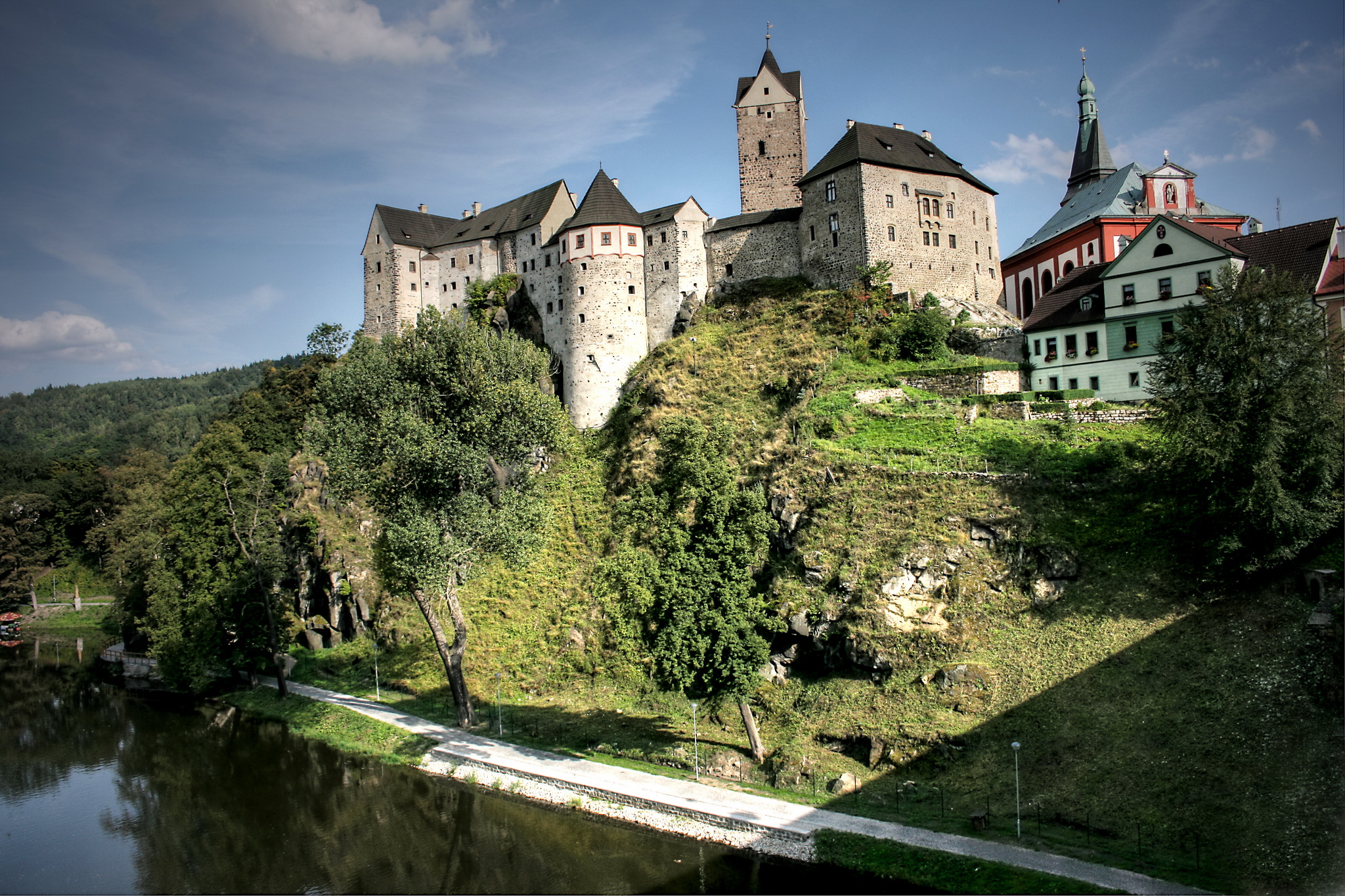 Castle place. Замок Локет Чехия. Замок Локет Карловы вары. Локет Чехия достопримечательности. Дворец Локет Карловы вары.