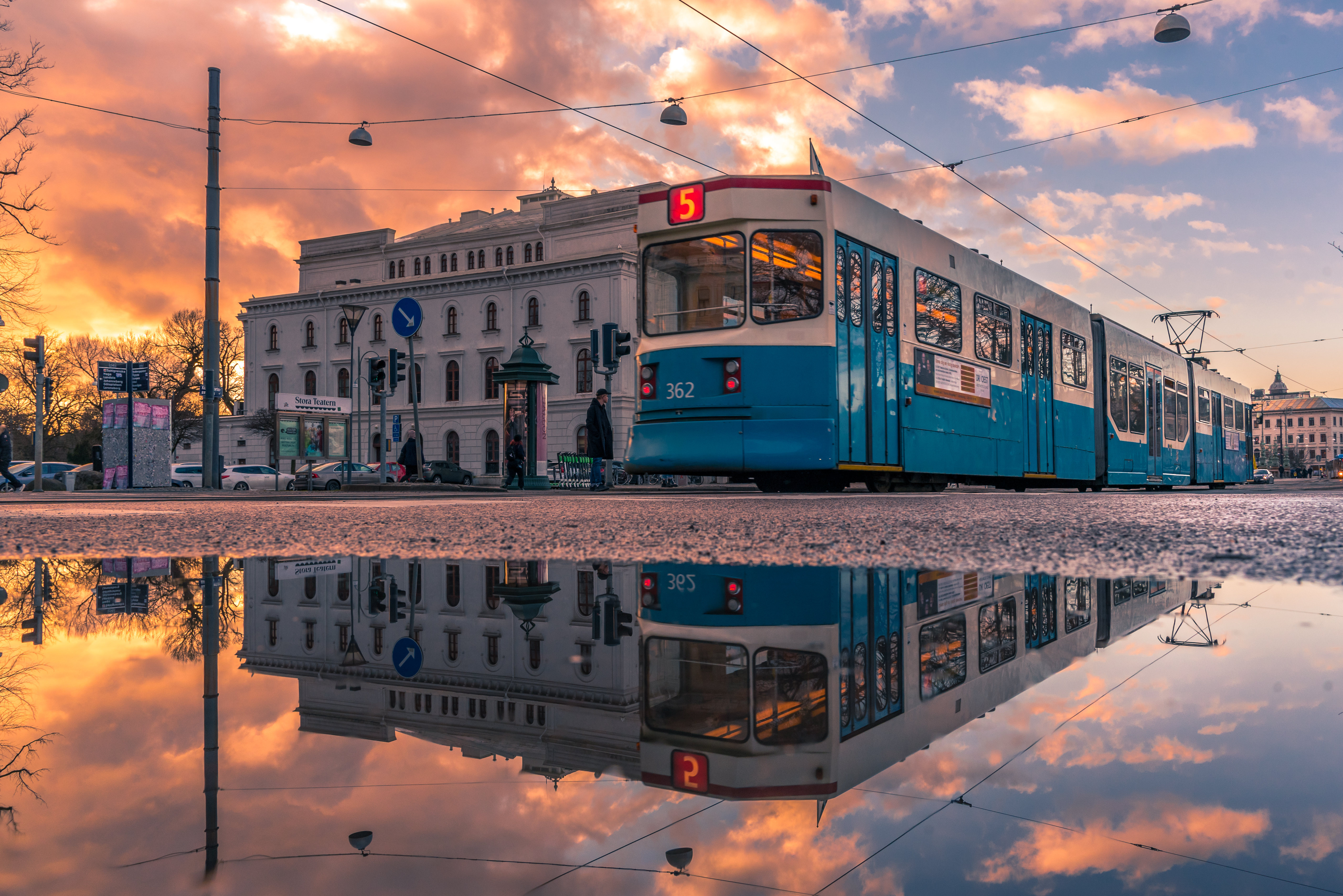 Картинка Трамвай Швеция Лужа Gothenburg город отражается 5120x3418 лужи Города отражении Отражение