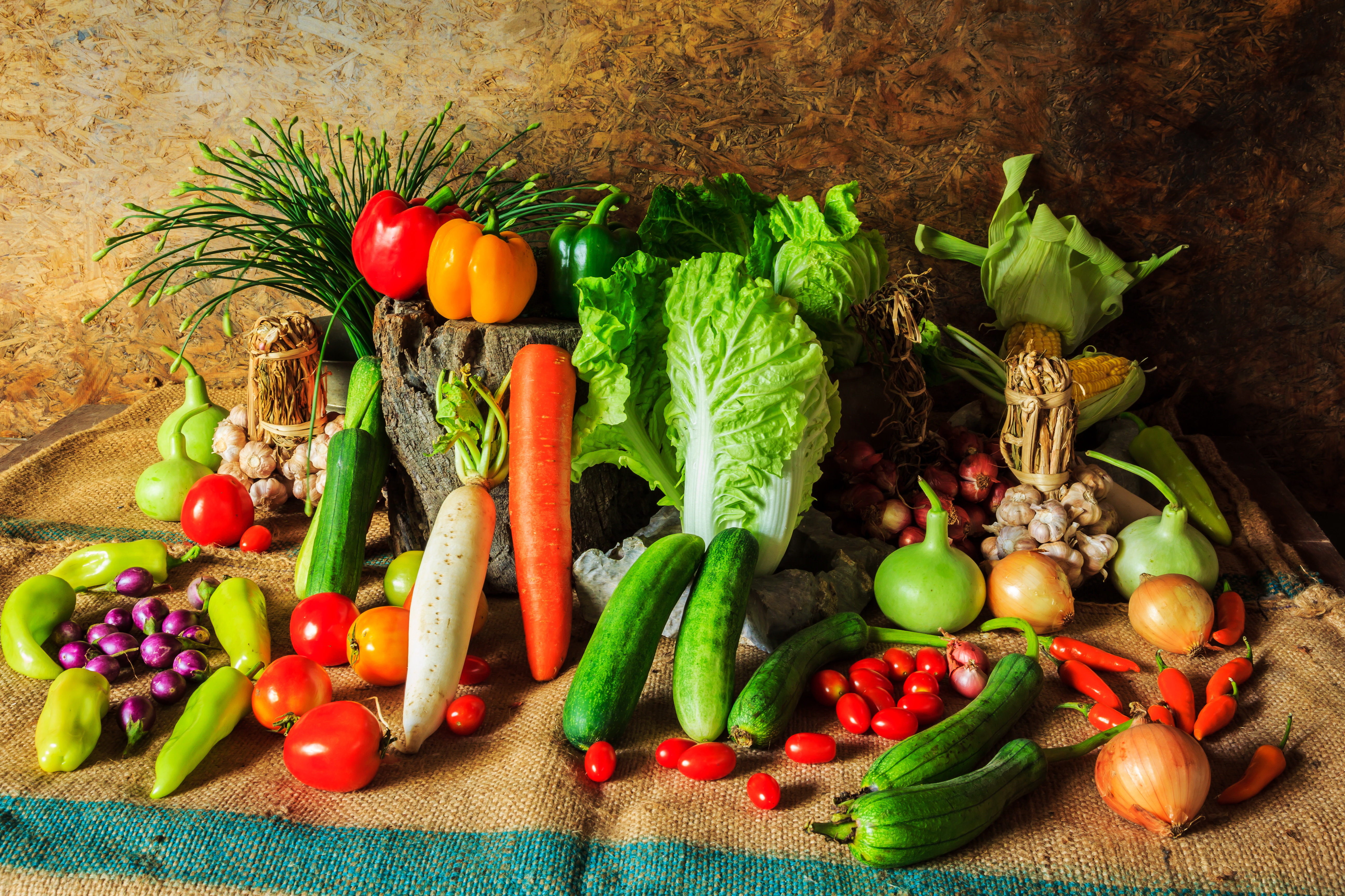 Овощи свежие на столе. Овощи. Красивые овощи. Овощи на столе. Натюрморт с овощами.