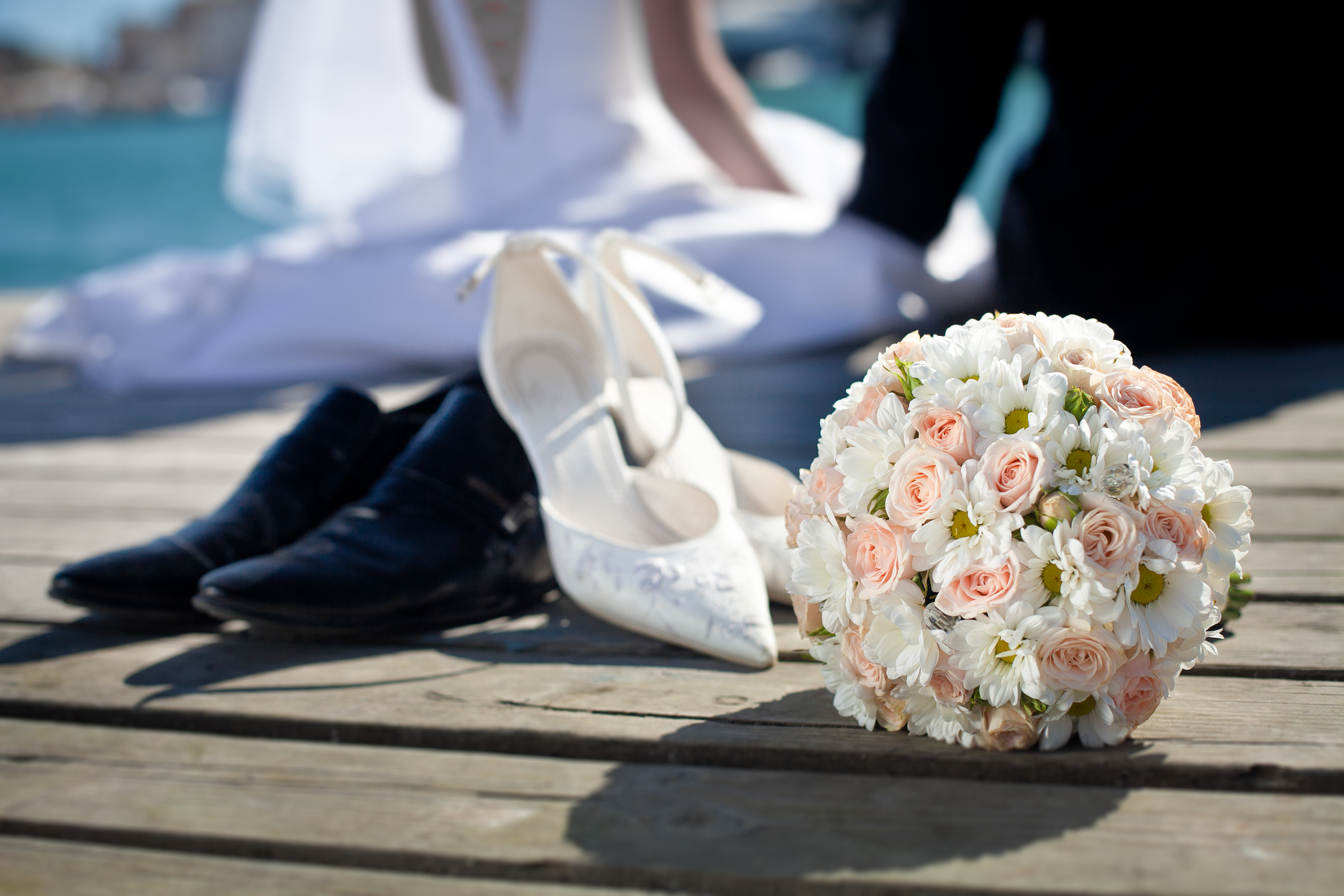 Невесту на свадьбе читать. Свадебные туфли с букетом. Букет невесты. Букет цветов на свадьбу для невесты. Цветок невеста.