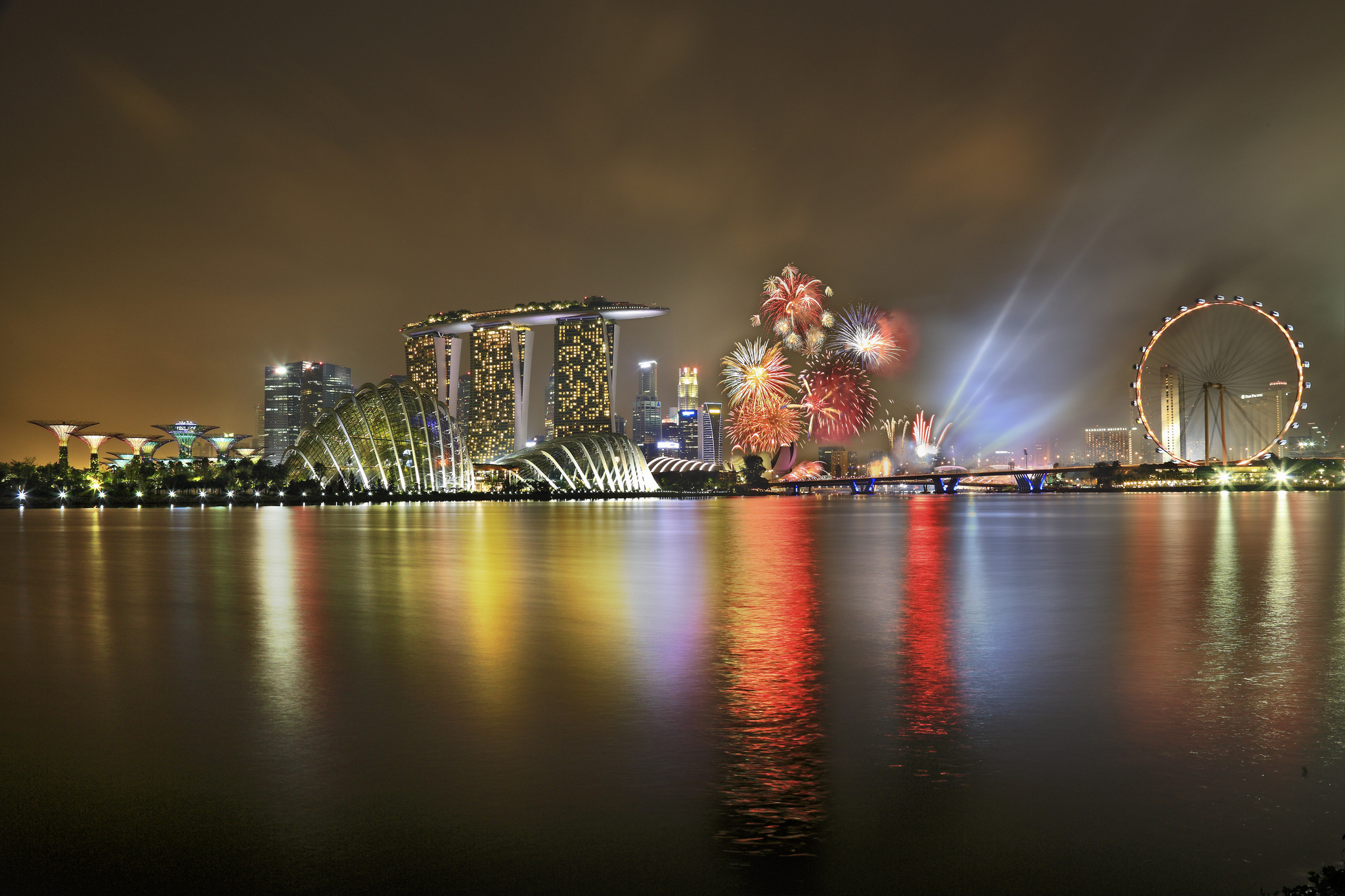 День города ночью. Marina Bay Singapore салют. Сингапур Марина Бэй koleso. Сингапур панорама ночного города. Ночной Сингапур в высоком разрешении.