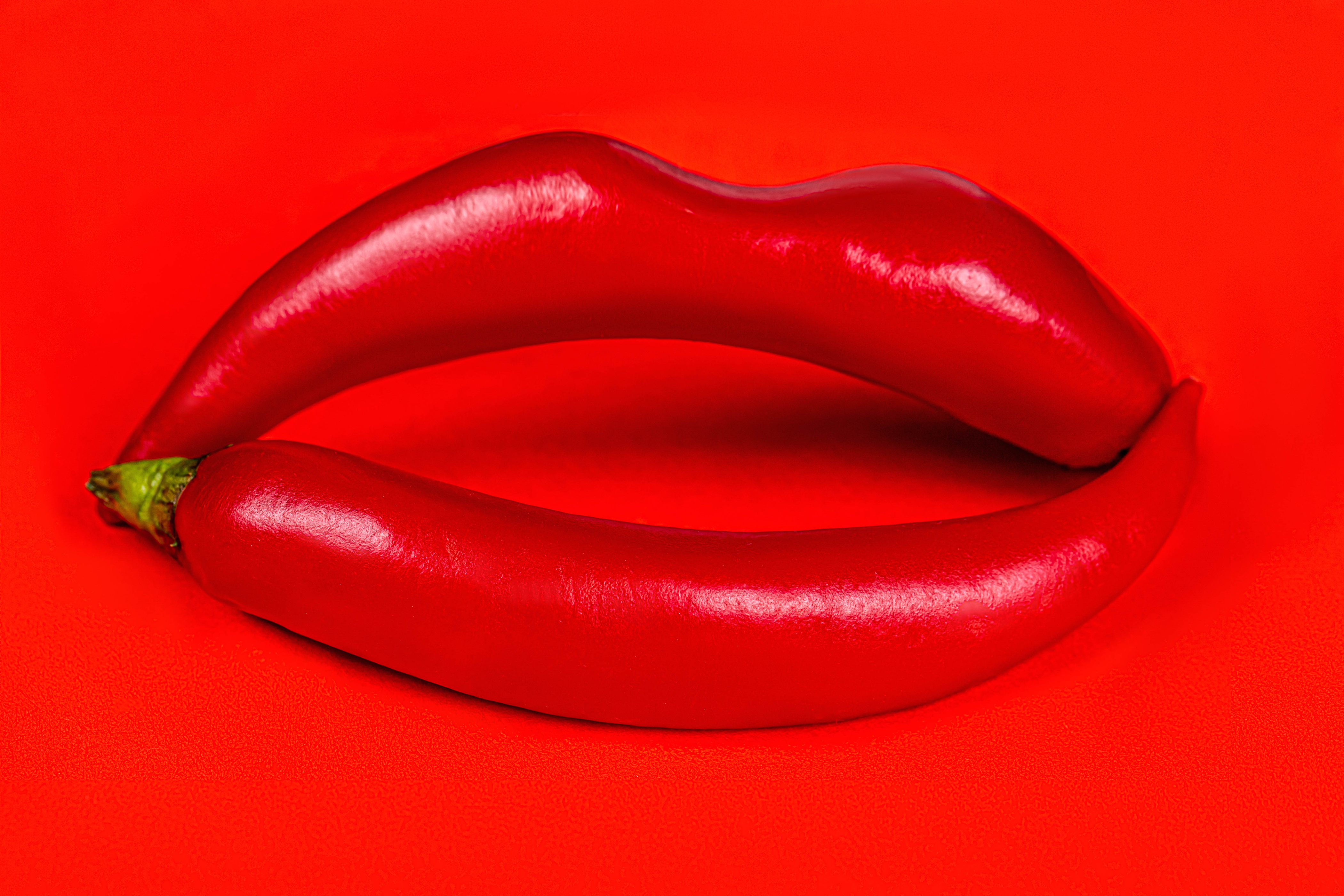 Креатив Острый перец чили Красные губы Двое Красный фон Еда фото 4200x2800 ...