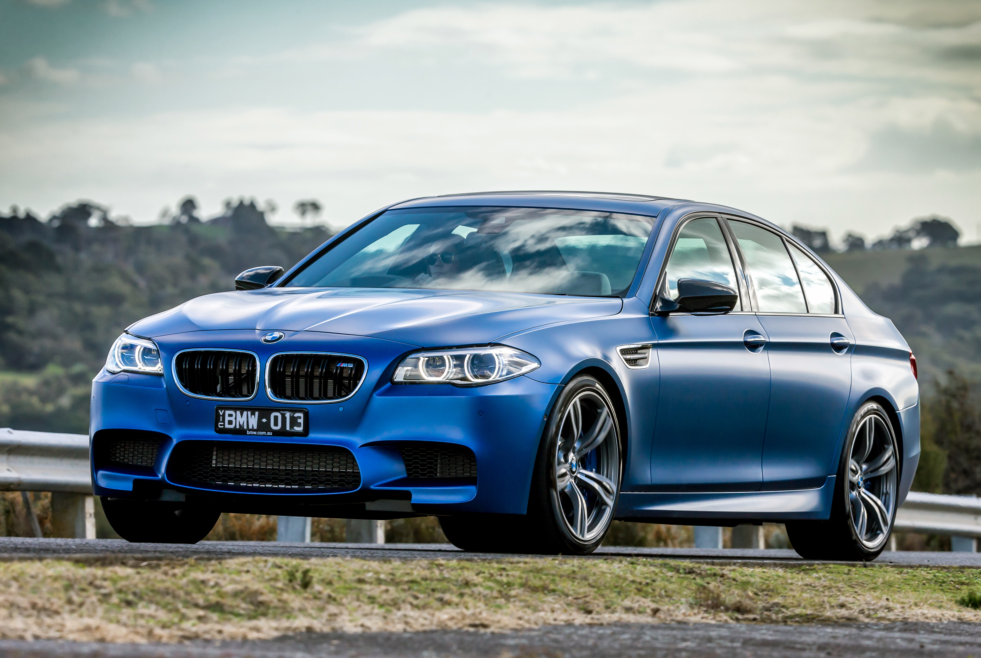 A10 blue. BMW m5 f10. BMW m5 f10 2015. БМВ 5 f10. БМВ f10 седан.