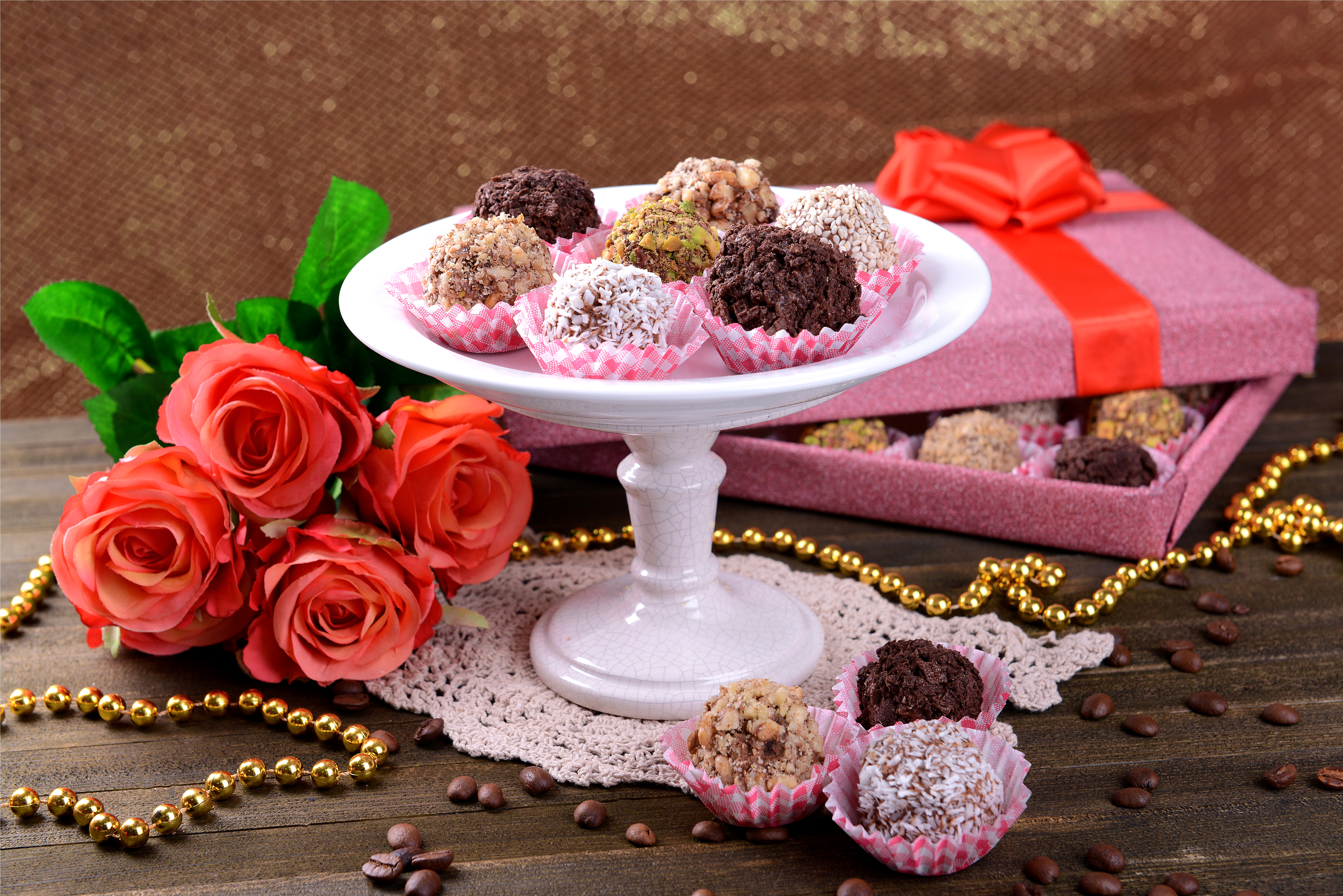 День сладости открытка. Цветы с конфетами. Шоколадные конфеты и цветы. Красивые сладости. Чай с конфетами.