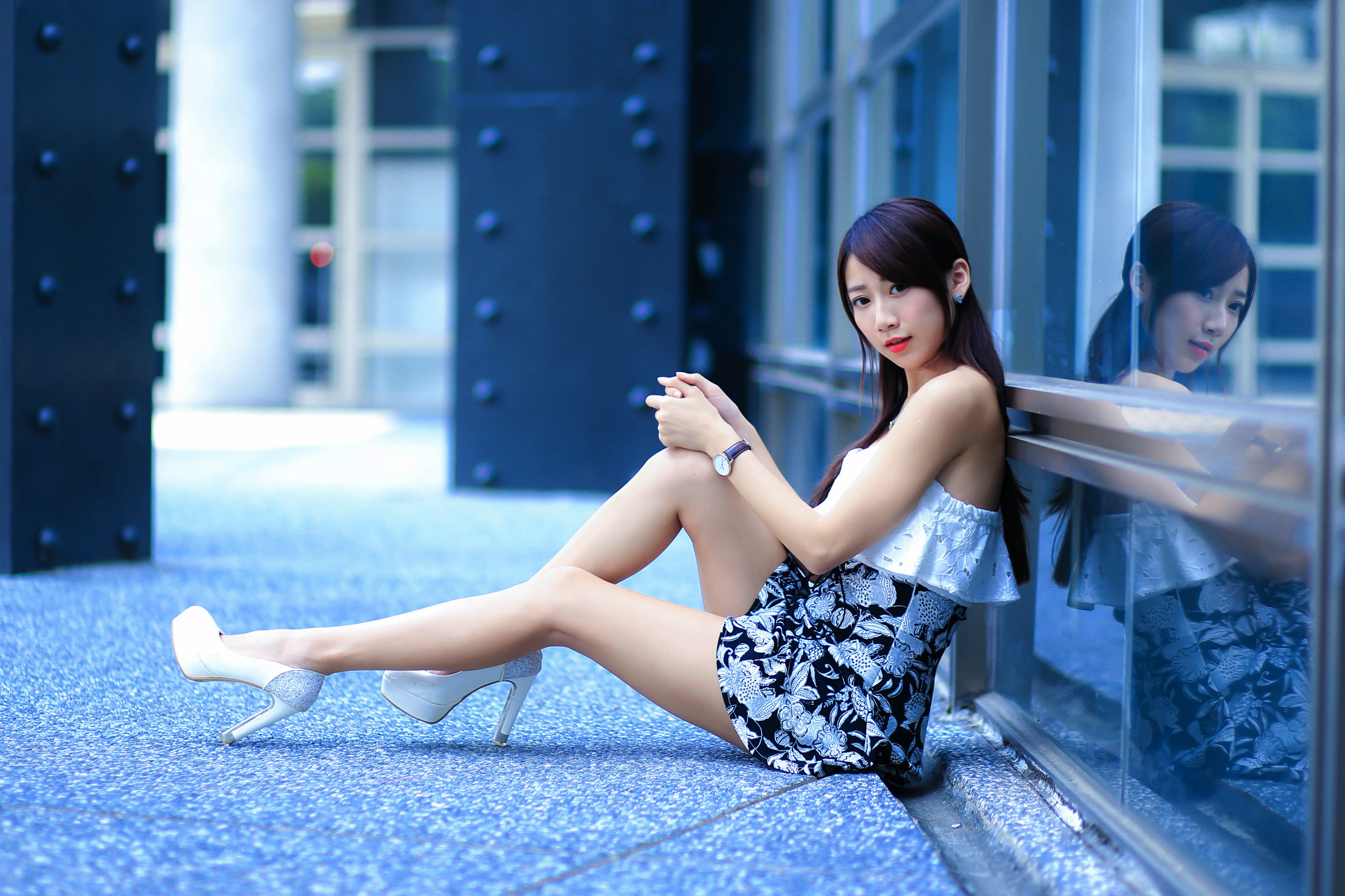 Фотографии молодая женщина Ноги азиатки Сидит платья туфель 3840x2560 девушка Девушки молодые женщины ног Азиаты азиатка сидя сидящие Платье Туфли туфлях