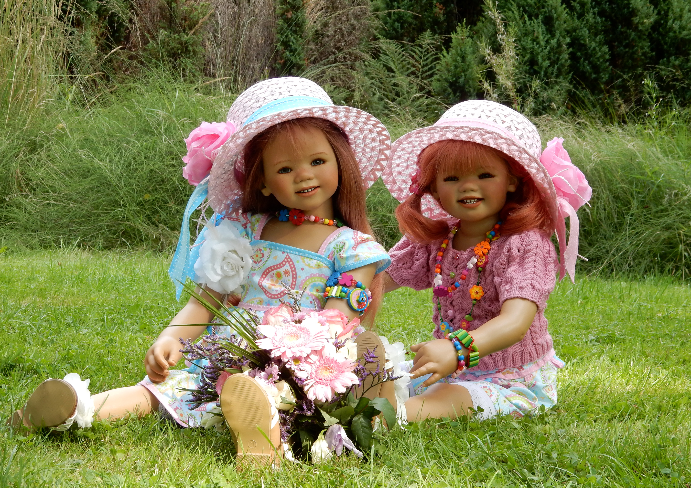 Картинка девочка с куклой. Куклы для девочек. Две куклы для детей. Кукла для девочек 2. Шляпка для куклы.