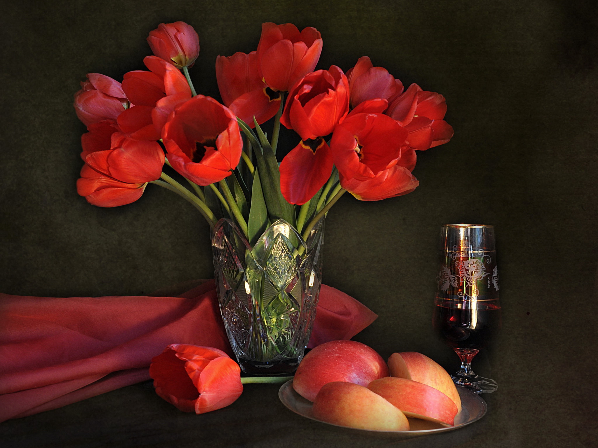 Розы и тюльпаны в одной вазе. Тюльпаны в вазе. Натюрморт ваза с цветами. Натюрморт с тюльпанами. Ваза с тюльпанами.