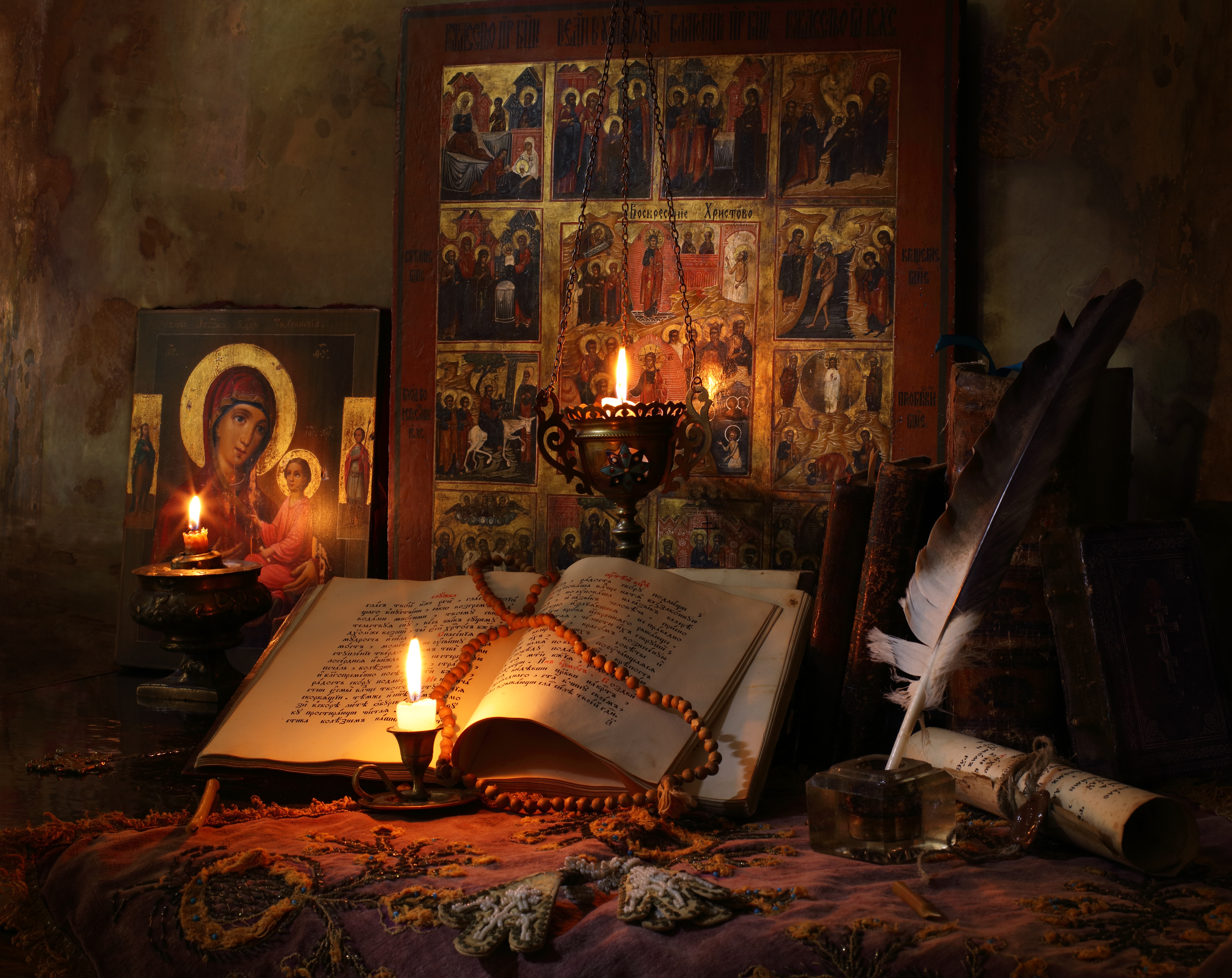 Православный рабочий стол. Великий пост. Церковный натюрморт. Свеча перед иконой. Свеча у иконы в храме.