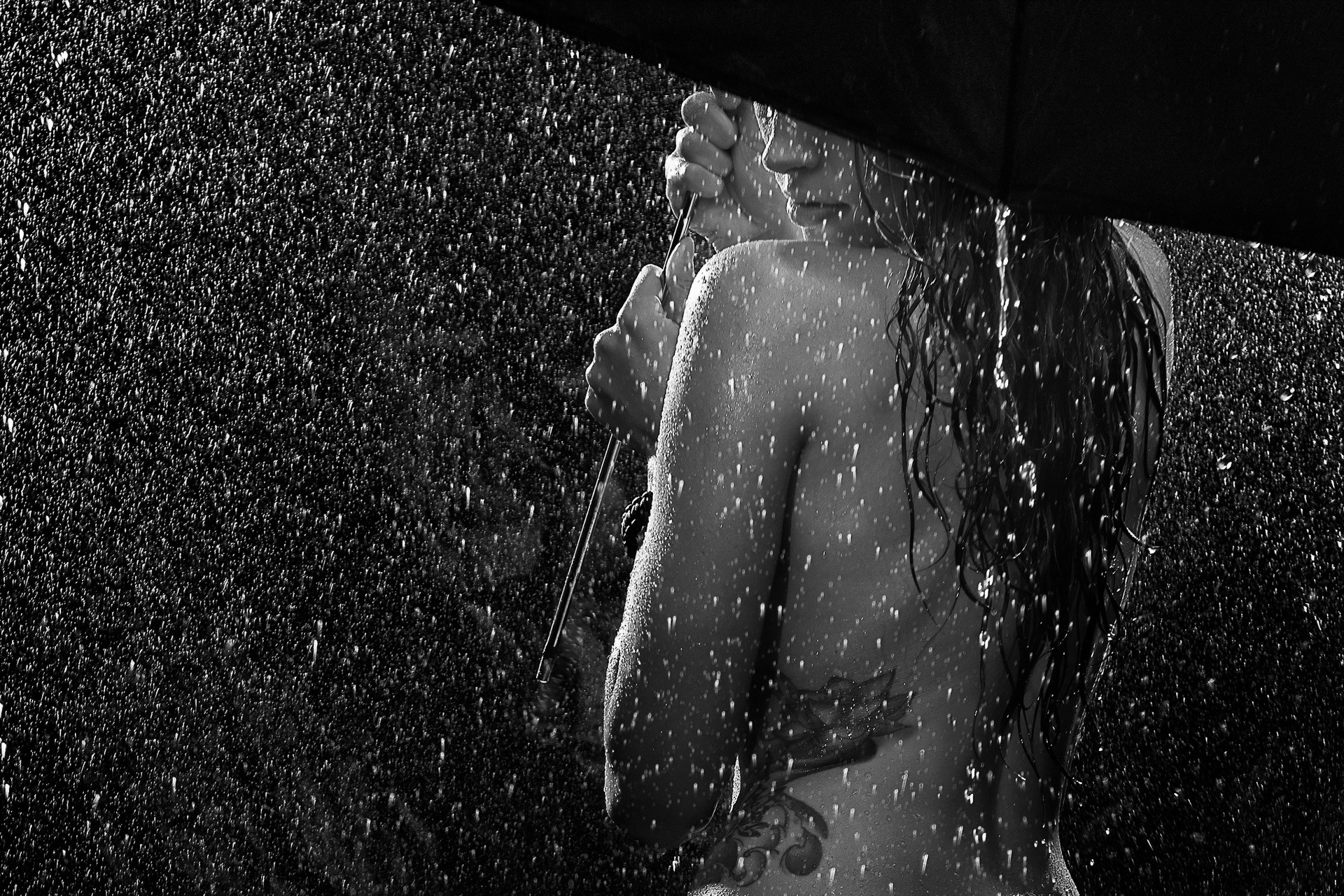 Картинки спины девушка Дождь капель зонтом 1920x1280 Спина Девушки молодая женщина молодые женщины капля Капли капельки Зонт зонтик