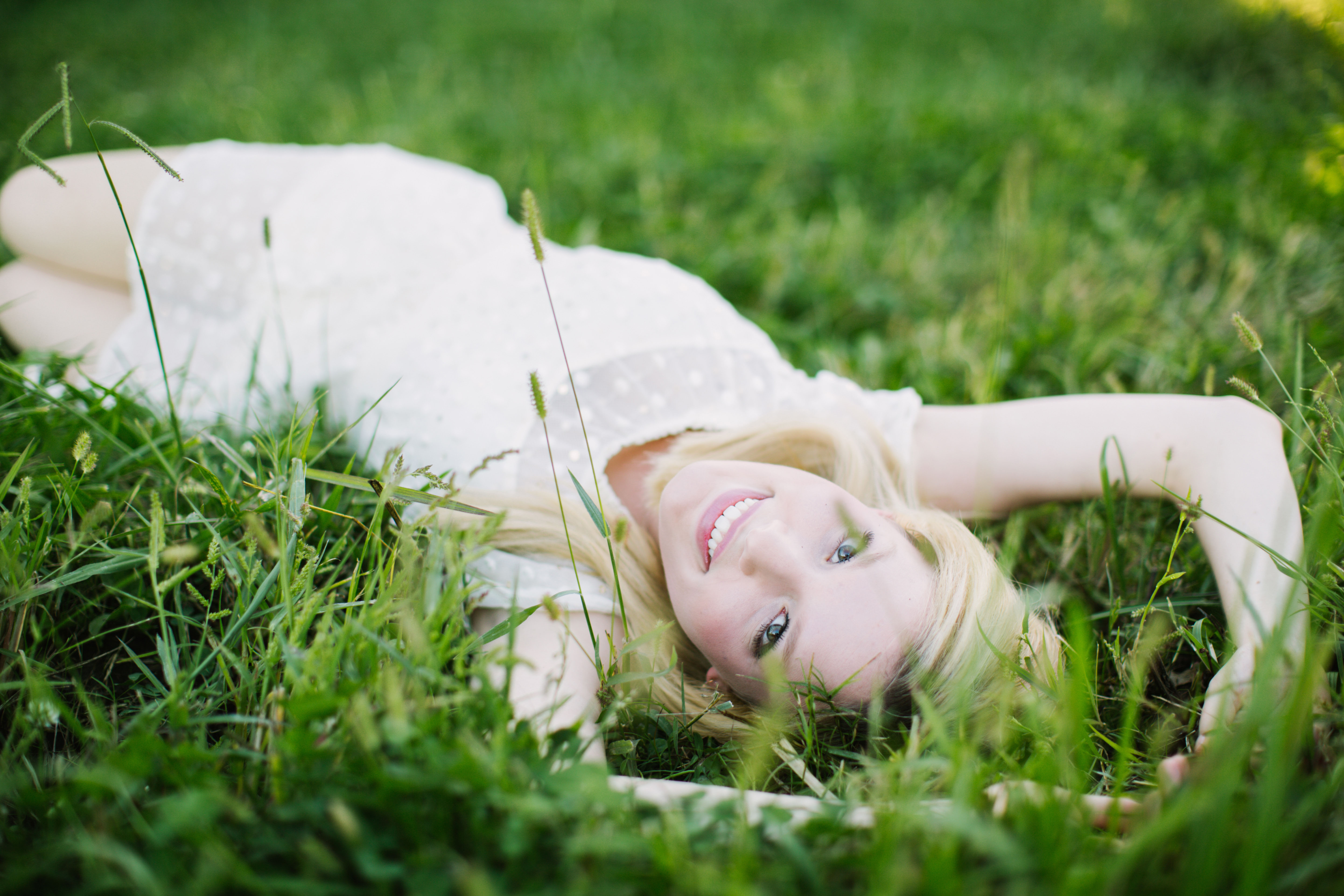 Блондиночка в траве загрузить