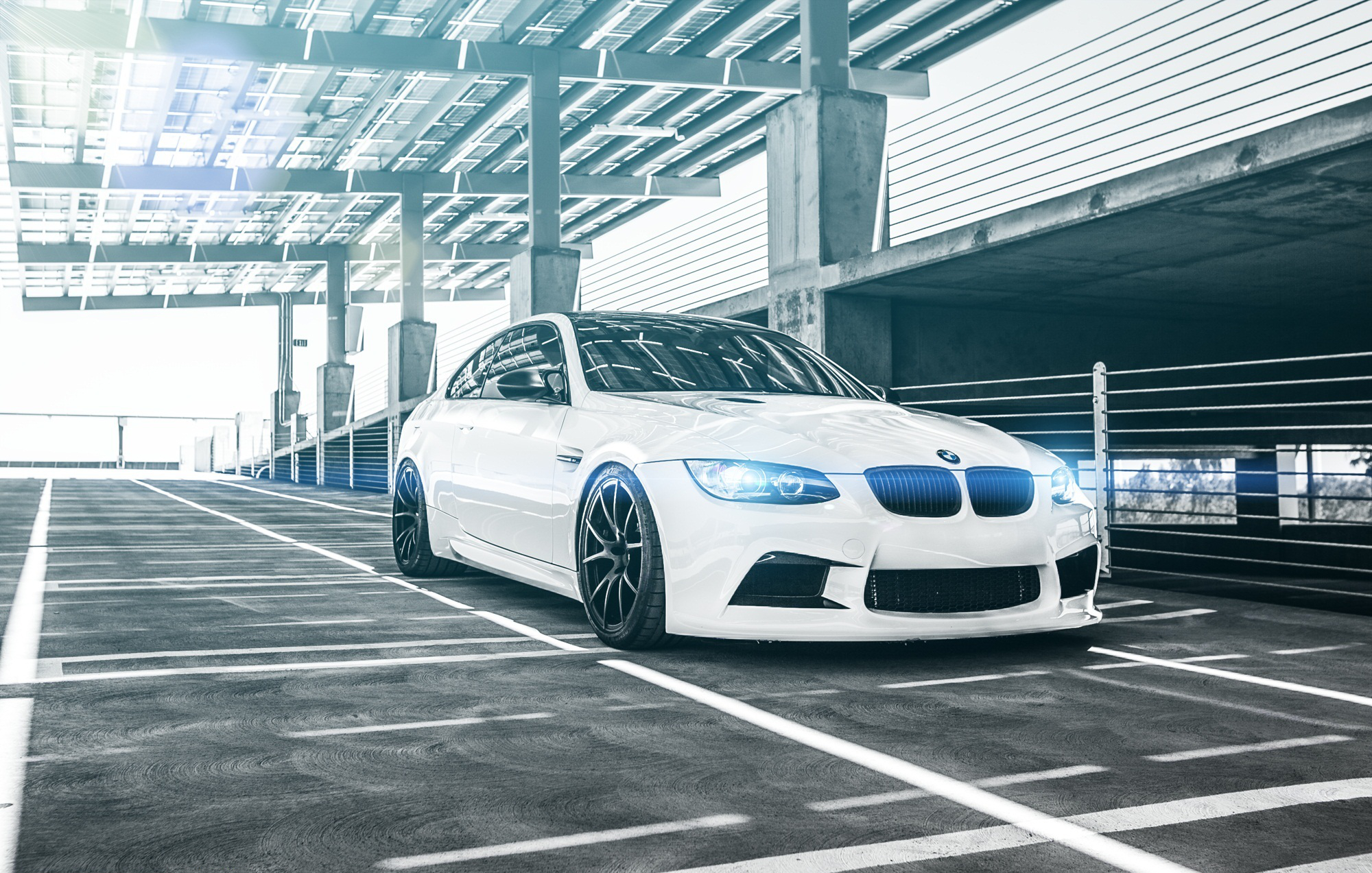 белый автомобиль BMW M3 без смс