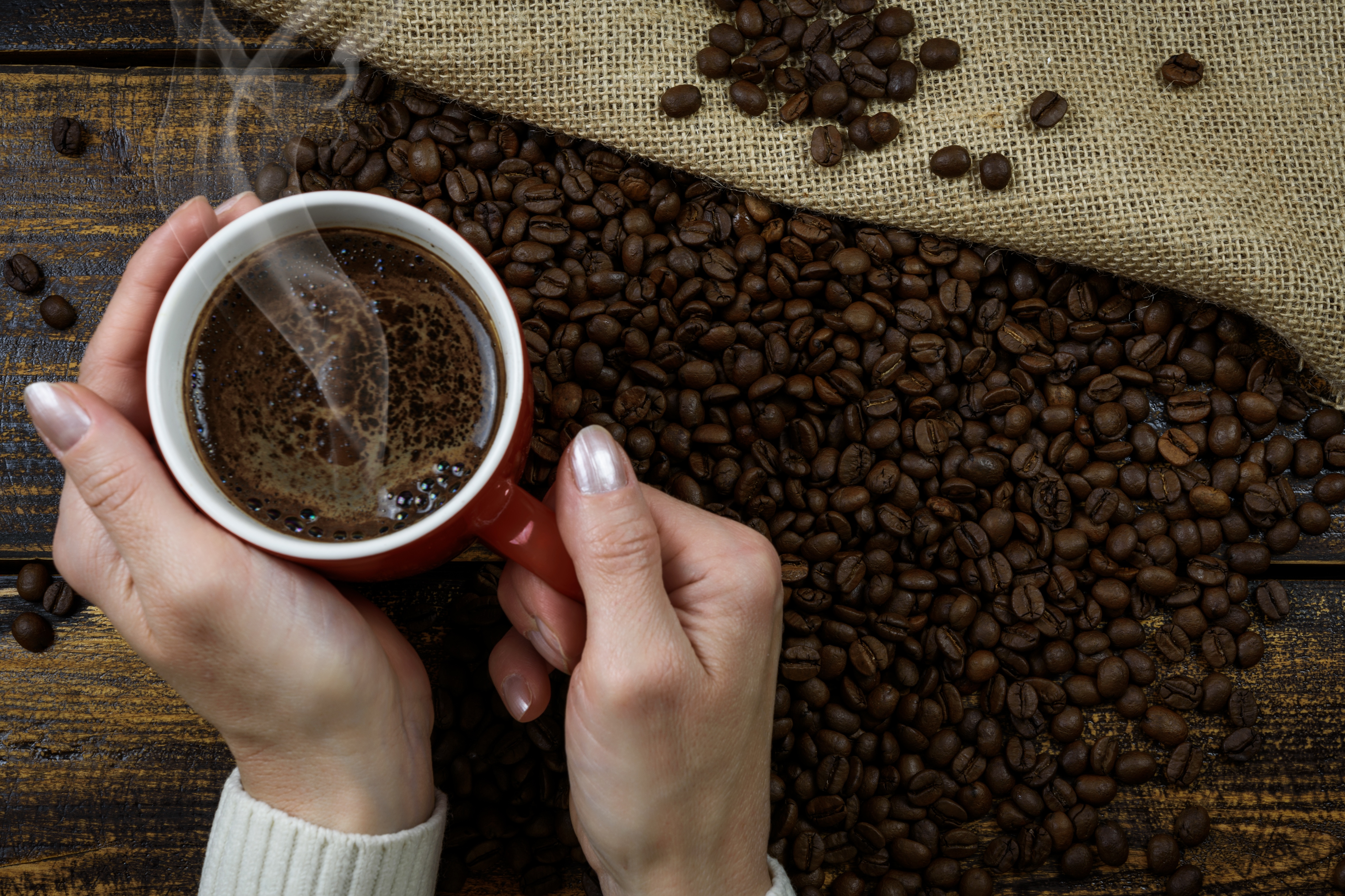 Экспортировать кофе. Кофе. Кофе в зернах. Кофейные зерна. Чашка кофе с зернами.