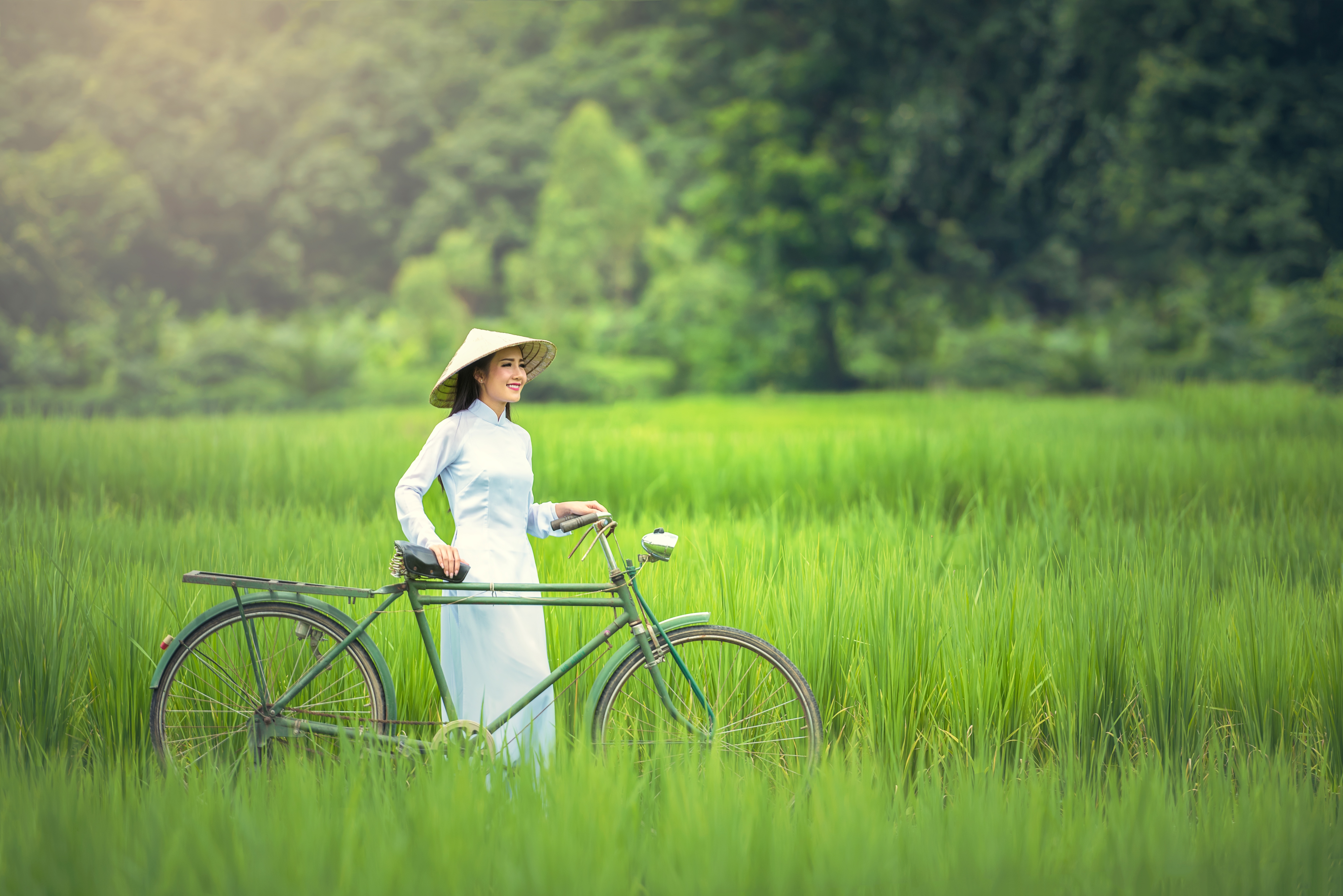 Countryside girl. Девушка на велосипеде. Велосипед на природе. Девушка на велосипеде на природе. Велосипед на траве.