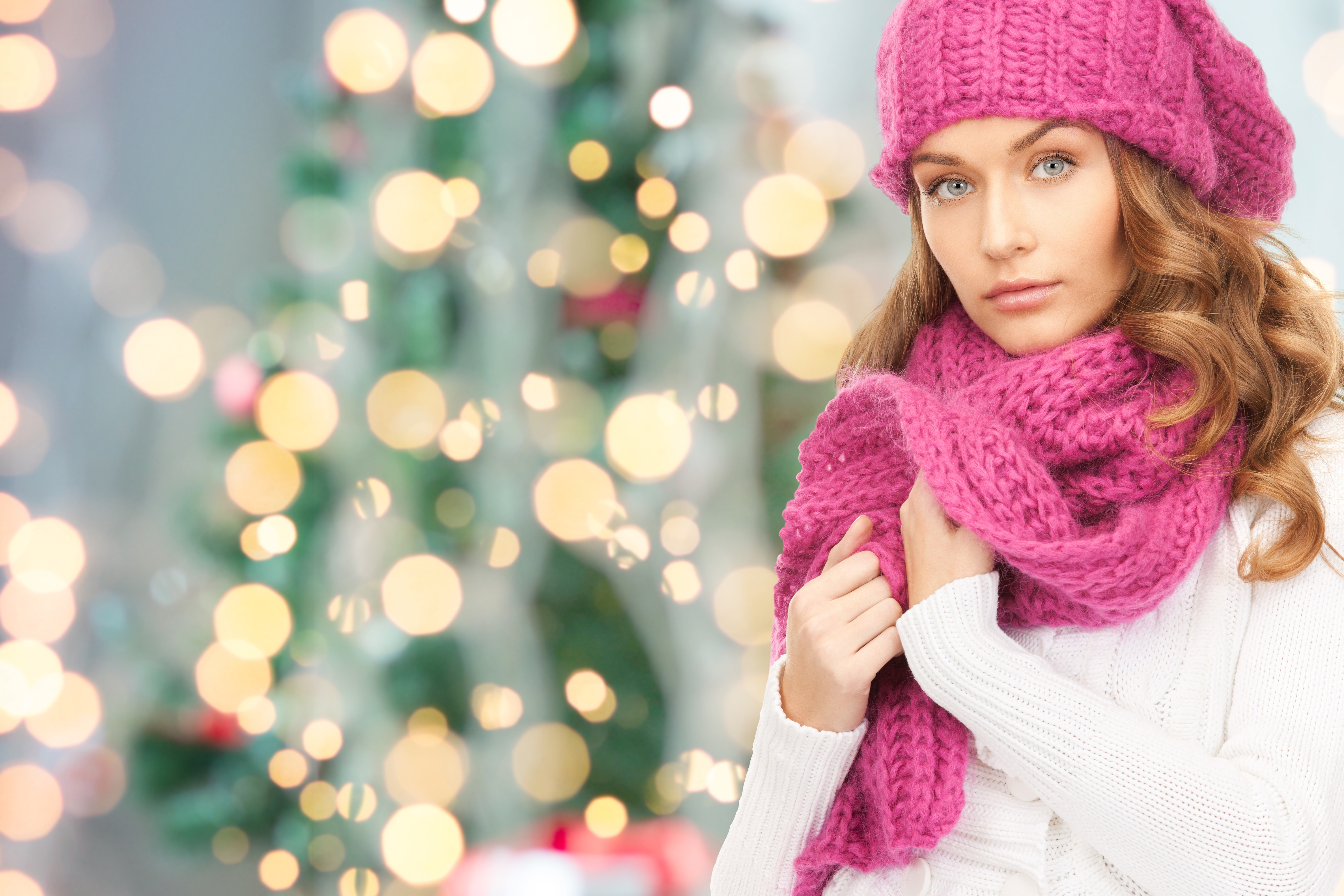 Шапка и шарф розовые. Красивая девушка в шарфе. Девушка в шапке и шарфе. Девушка в шарфе зимой. Картинки женщина в шарфе.