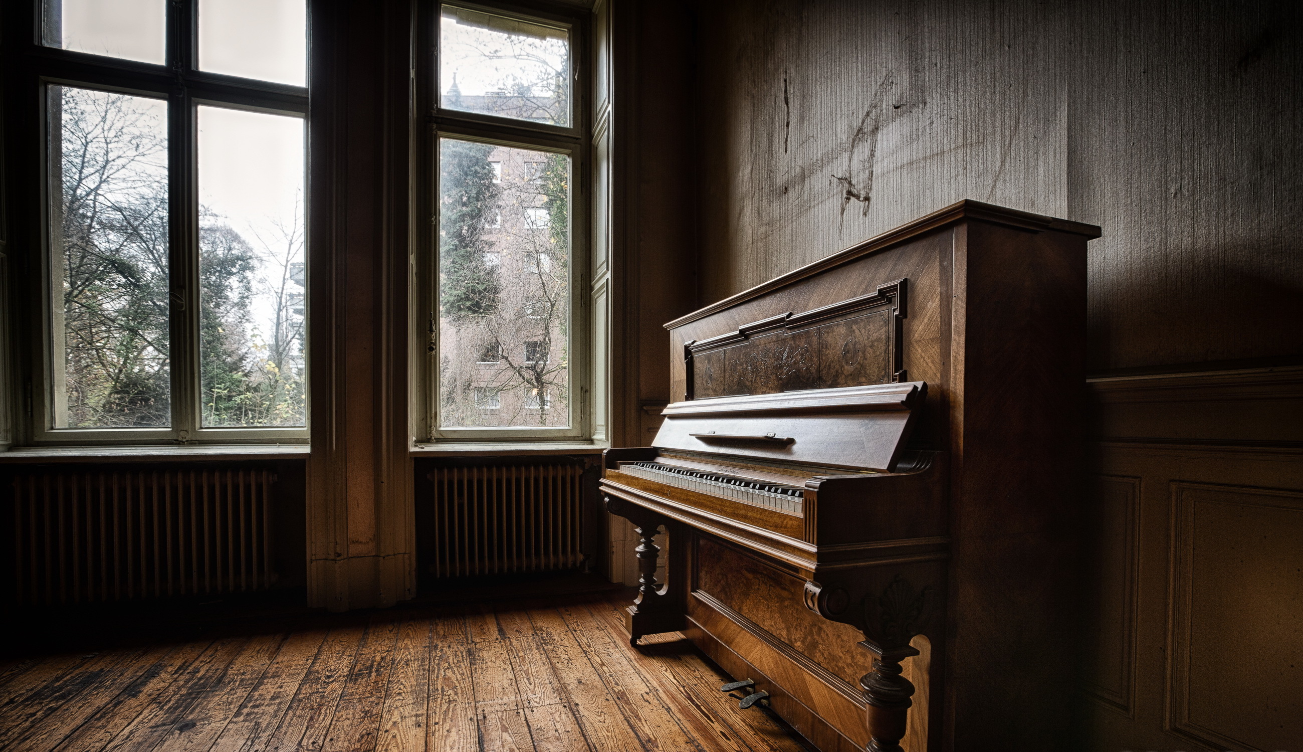 Старая лестница с пианино загрузить
