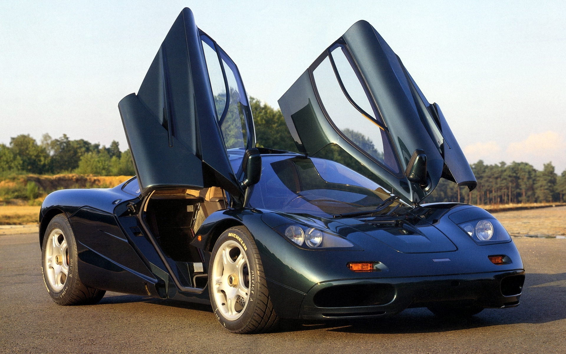 Какие ф р. MCLAREN f1. Макларен ф1 1994. MCLAREN f1 1994. Машина Макларен f1.