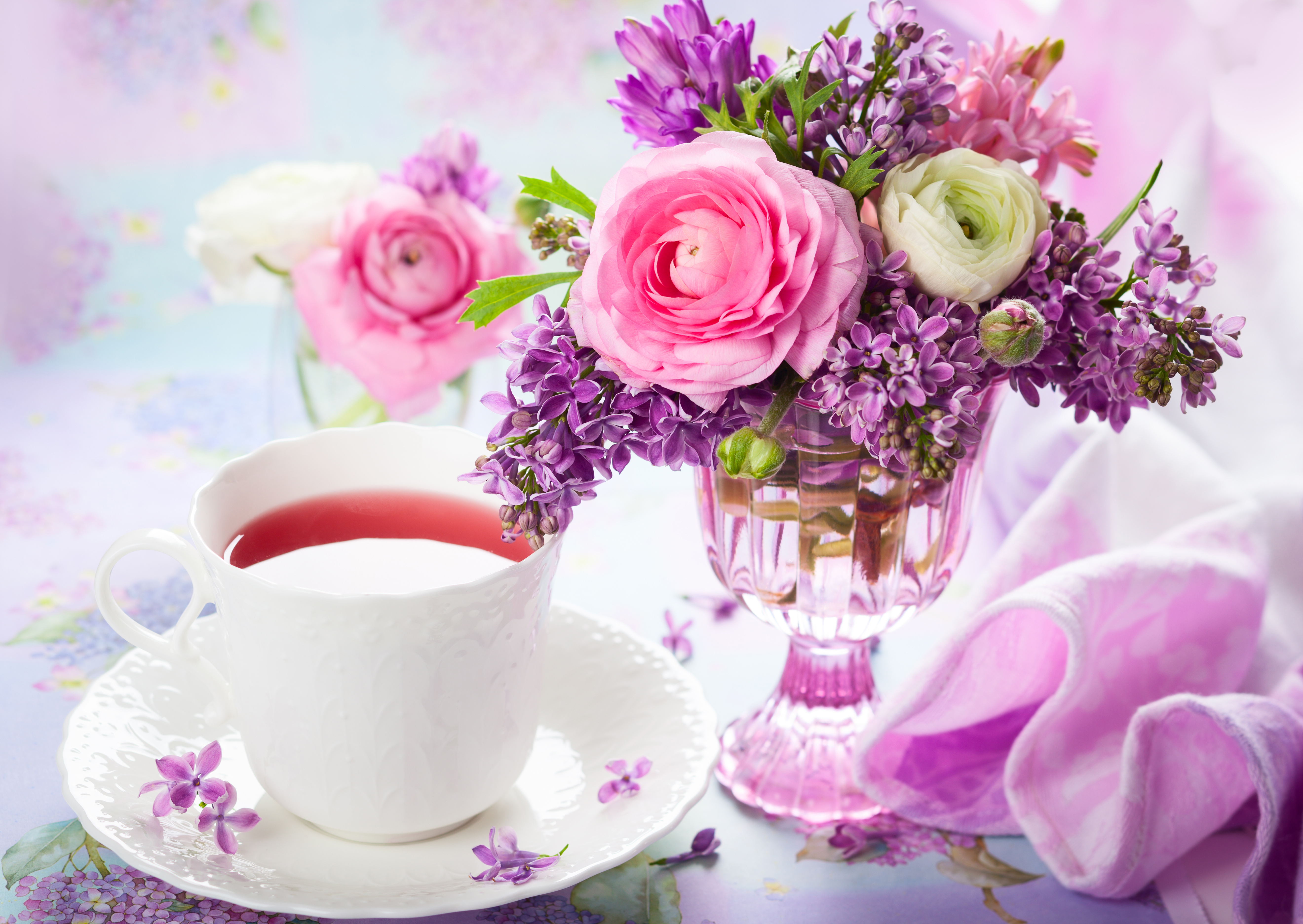 Доброго дня женщине видео. Поздравления с добрым утром цветы. Утро чай цветы. Нежные цветы в чашке. Красивые утренние цветы.