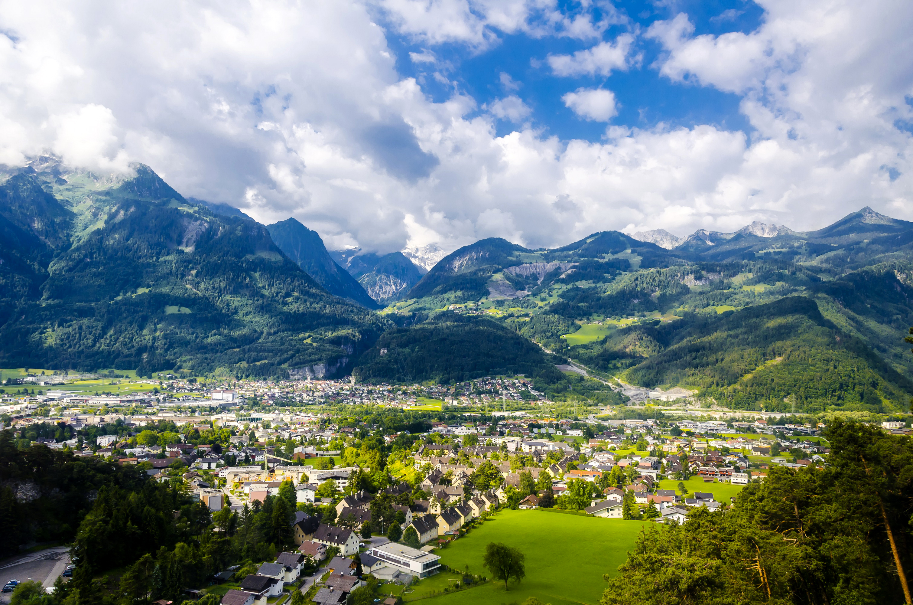 Город около гор. Альпы Австрия деревня. Австрия холмы. Горная Долина Австрия. Долины сент-Антуан Альпы.