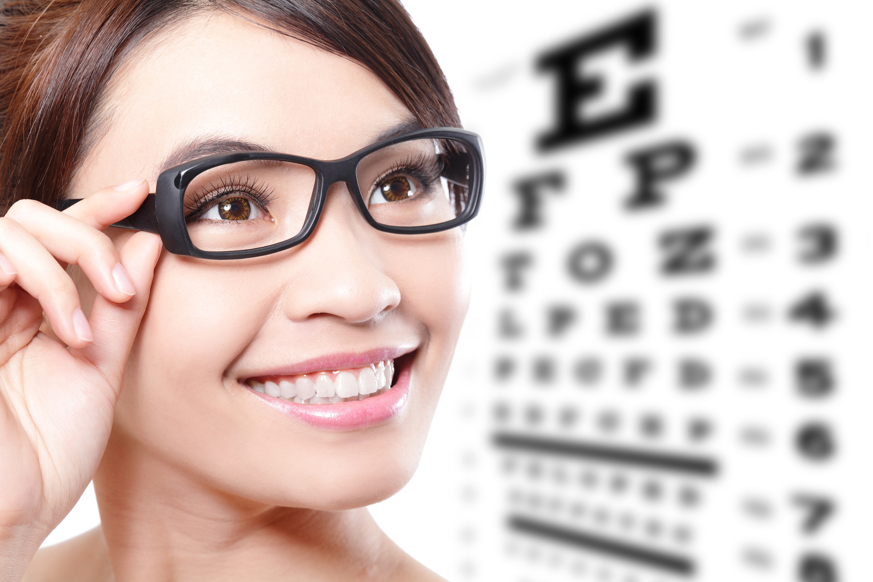 Врач зрение очки. Оптика очки для зрения. Реклама очков для зрения. Девушка в очках для зрения. Очки для дальнозоркости.