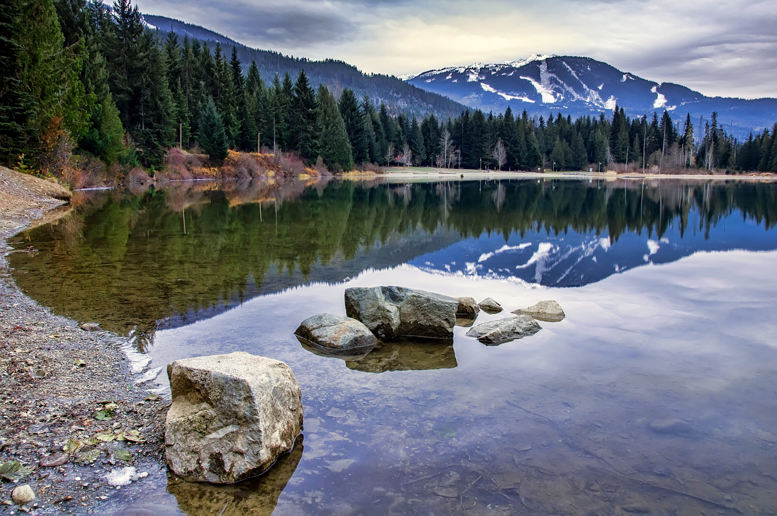 Камни на берегу озера. Озеро в горах. Валуны на озере. Горное озеро камни. Камни озеро горы.