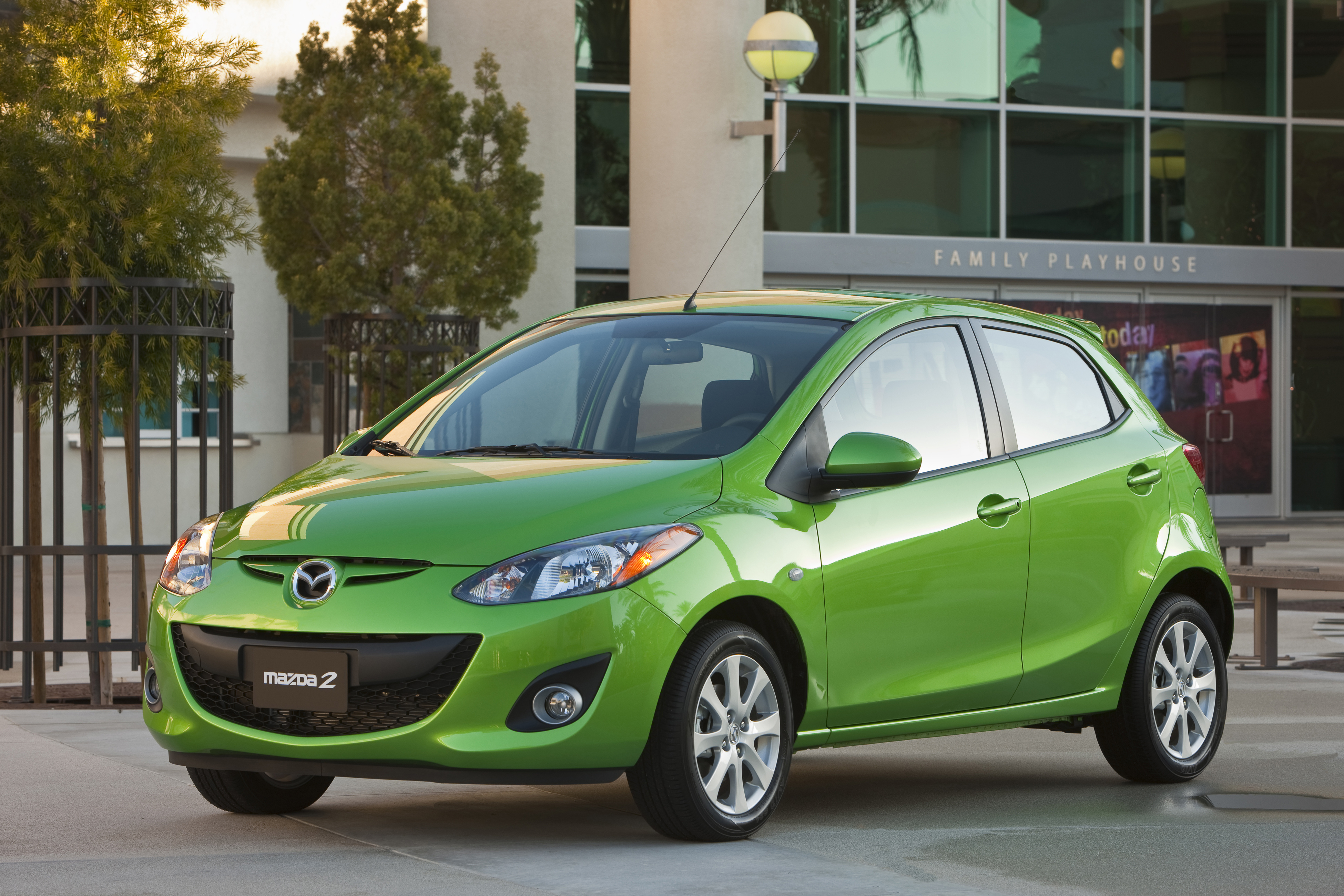 Зеленые автомобили фото. Mazda 2 Green. Mazda 2 (de) 2007-2014 2008. Мазда 3 зеленый металлик. Мазда 14.