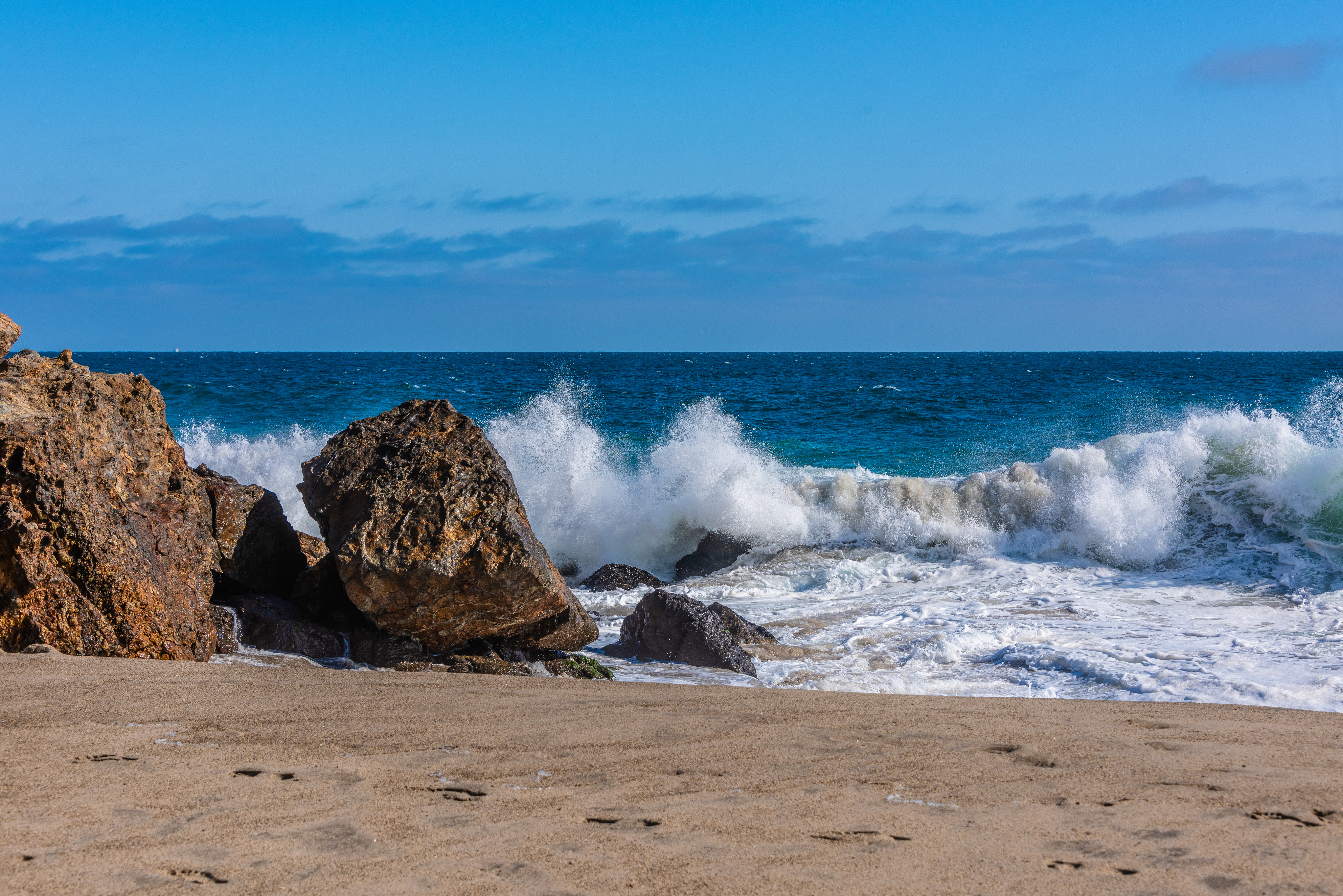 The coast of the waves. Море, волны. Волны бьются о камни. Волны бьются о берег. Волны Малибу.