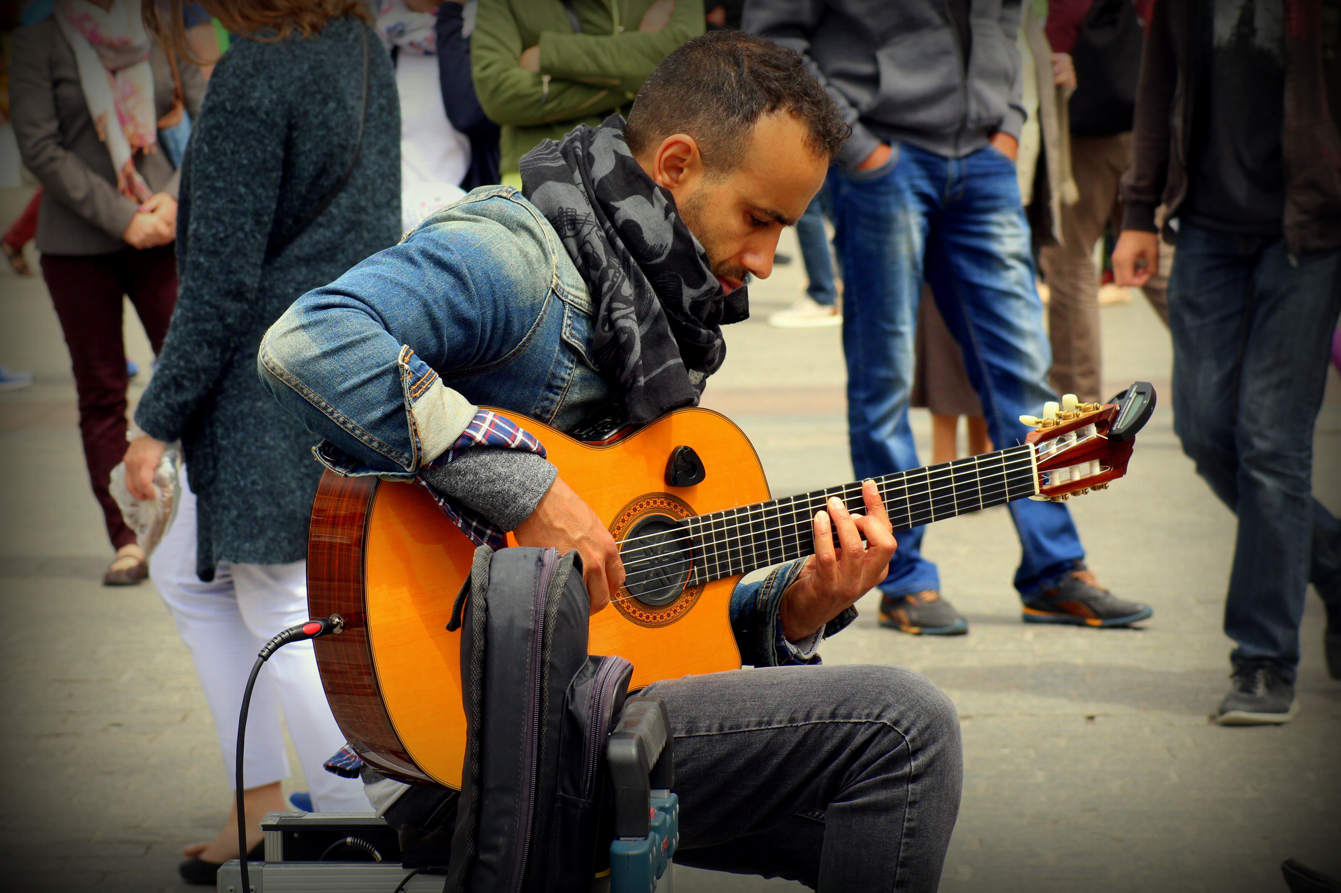На улице под гитару. Уличный гитарист. Музыкант с гитарой. Парень с гитарой. Уличный музыкант на гитаре.