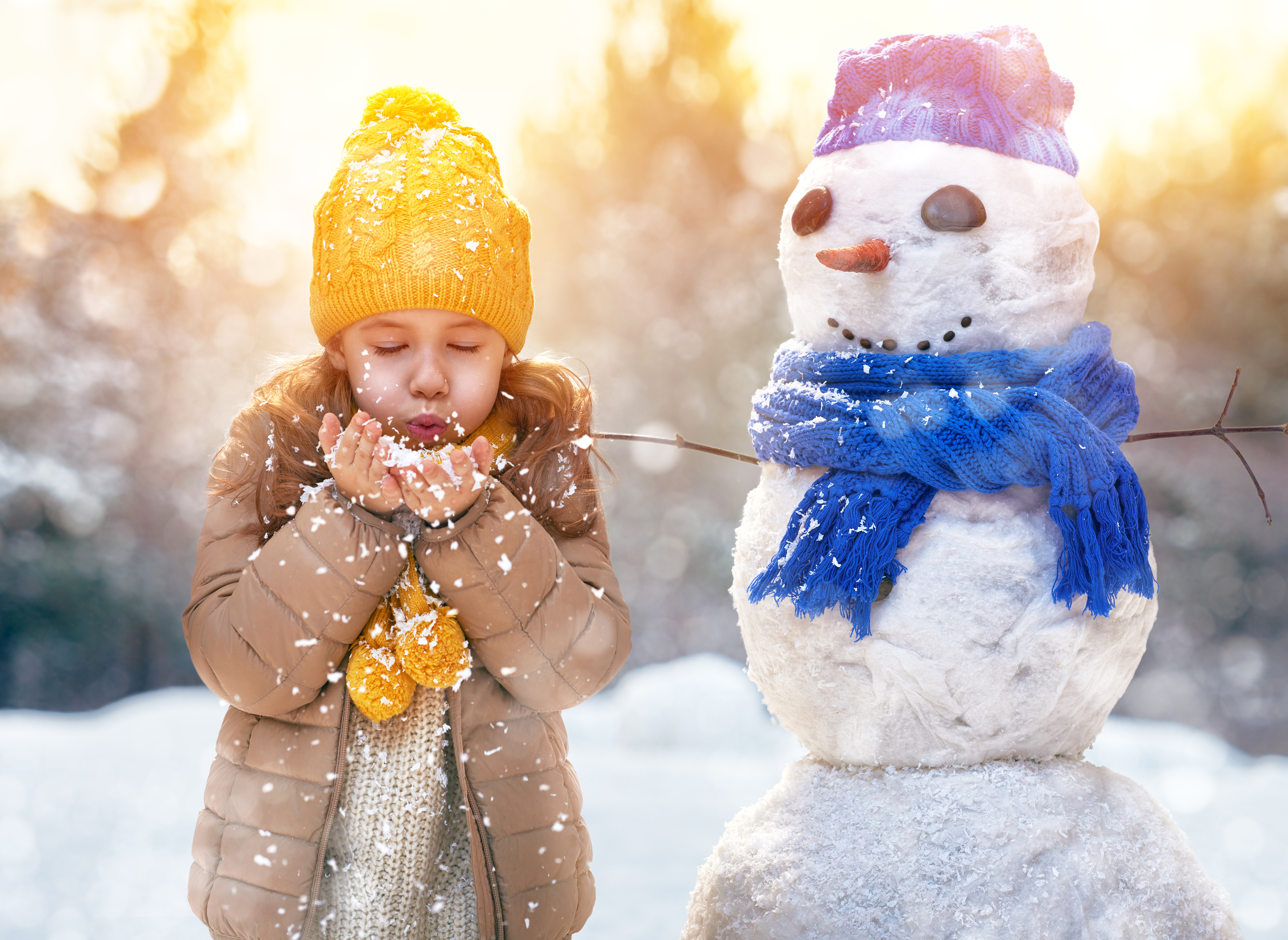 Можно снежок ребенка. Зима для детей. Дети зимой. Радость зимой. Счастливые дети зимой.