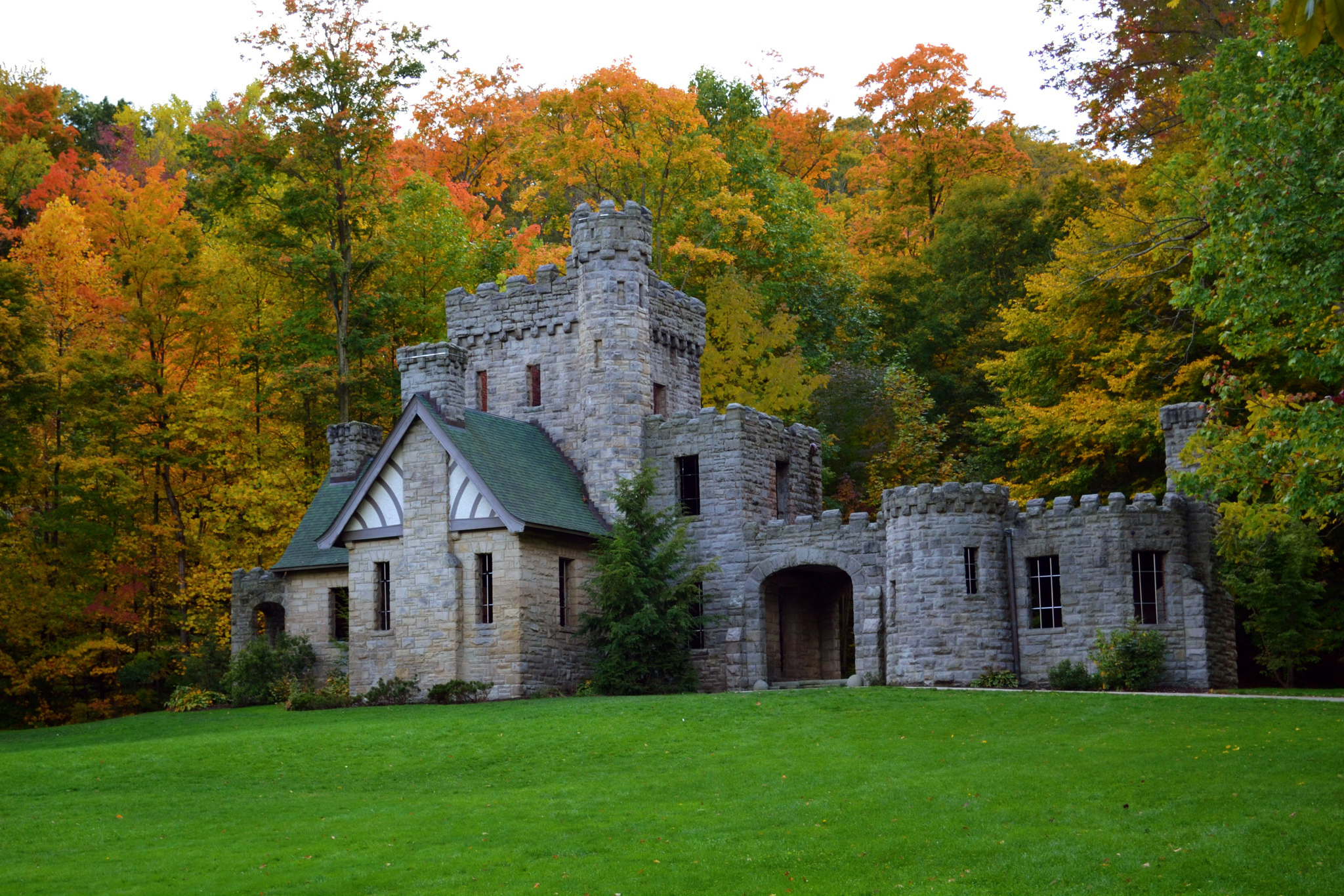 Forest castle. Ворота усадьбы Англия. Штат Монтана замок Катарина Касл. Замок Глинск. Поместье в лесу.