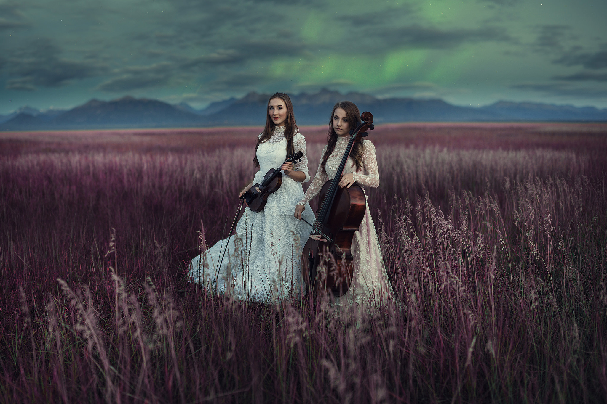 Давай сыграем в поле. Две девушки в поле. Фотосессия в поле две девушки. Фолк природа. Фотосессия в поле музыкальная.