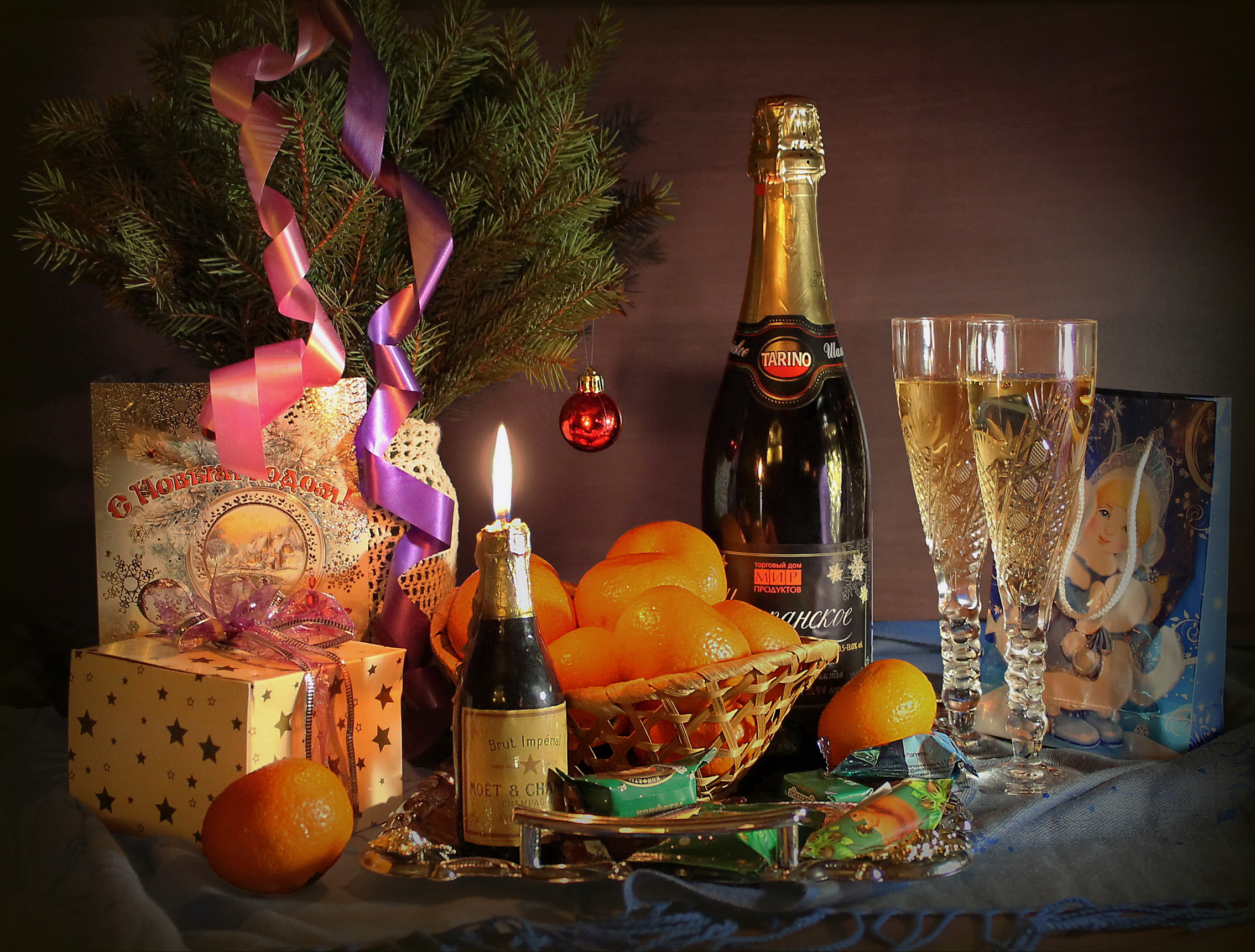 Мандаринка и бокальчик любимого игристого. Красивые новогодние открытки. Открытки с новым годом красивые. Новогодний натюрморт с шампанским. Праздничный новогодний стол с шампанским.