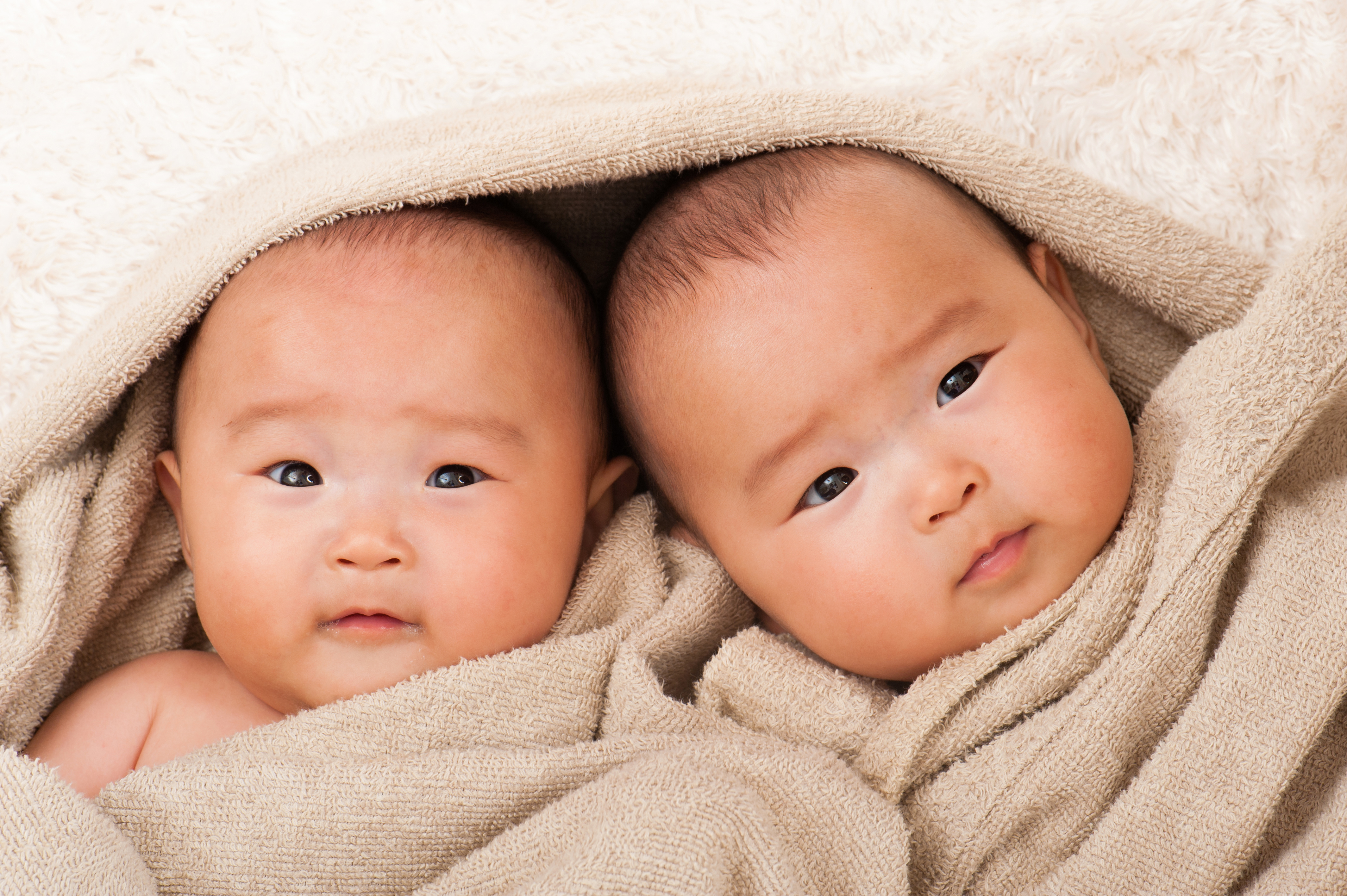 Насколько близнецы. Новорожденный ребенок. Китайский младенец. Казахские Новорожденные. Ребенок азиатской внешности.