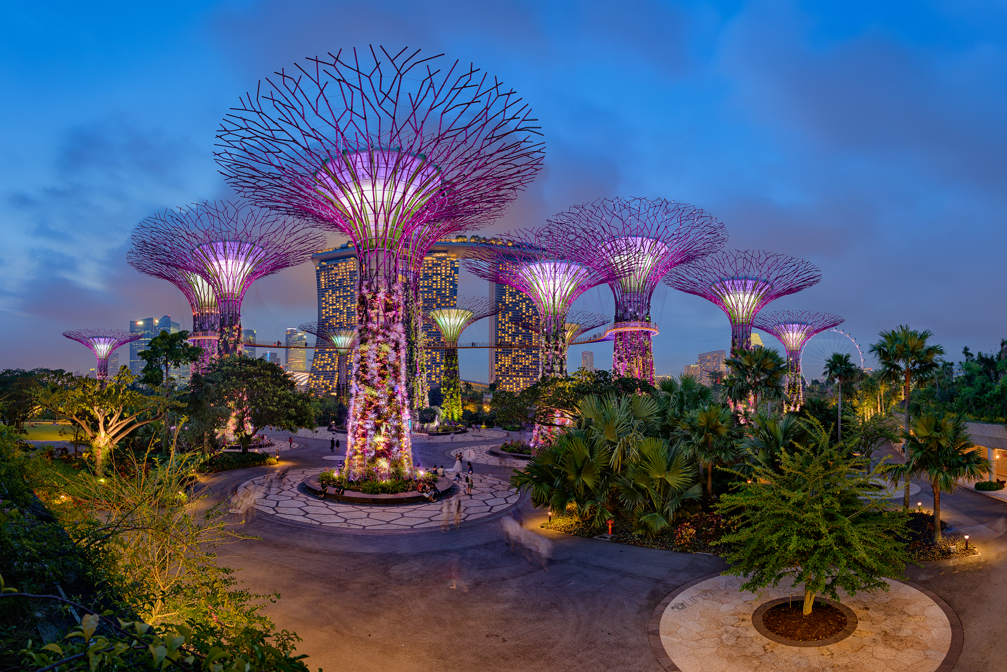 Лучшей стране на свете. Сады у залива Сингапур. Гарден Бэй Сингапур. Роща супердеревьев Сингапур. Сингапур Ботанический сад Gardens by the Bay.