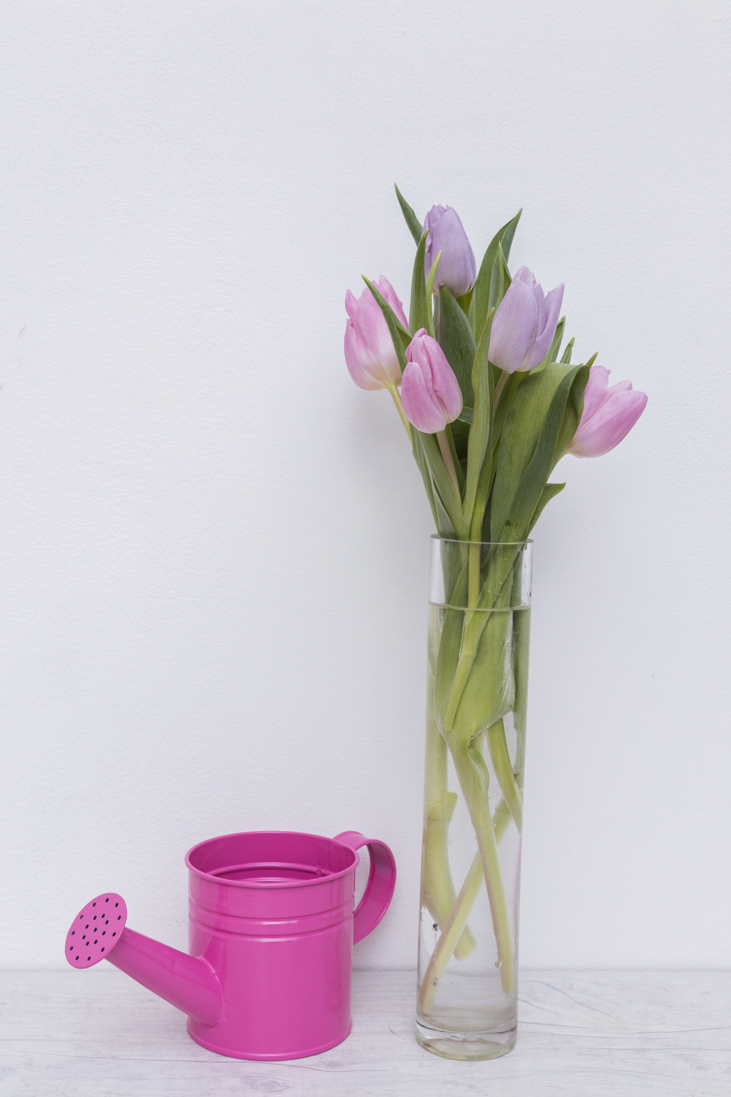 Тюльпаны в воде как сохранить букет. Вазы для тюльпанов. Тюльпаны в вазе. Красивая ваза тюльпаны. Ваза с тюльпанами.
