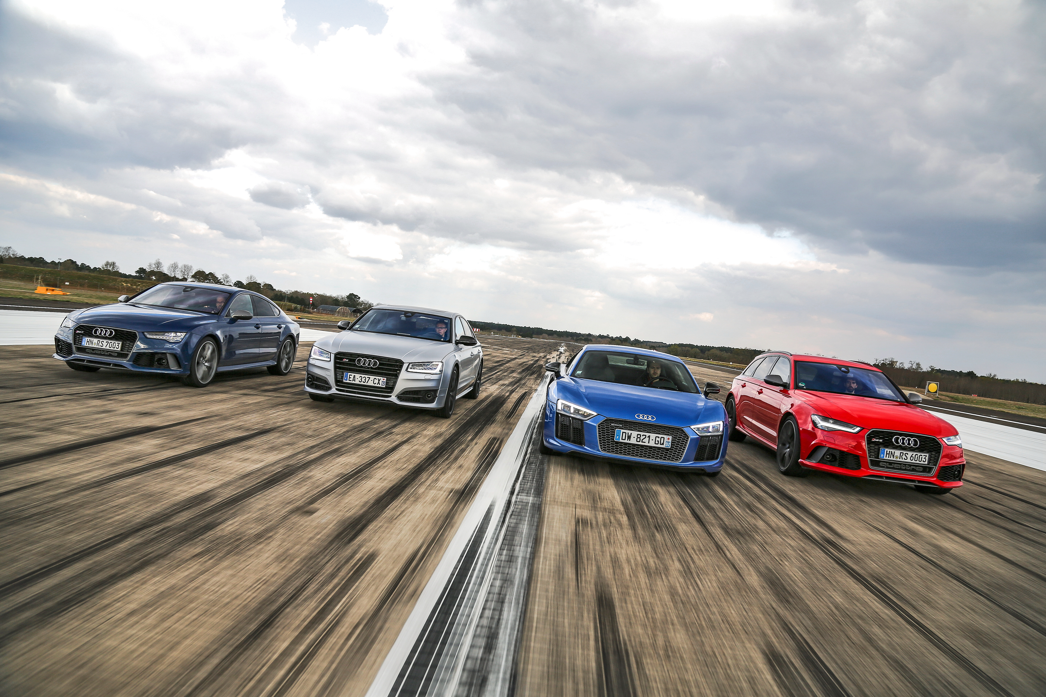 Четверо машин. Audi rs6 дрифт. Ауди RS 7 стоят в ряд. Мерседес /Ауди/Скайлайн. Bugatti vs Audi rs7.