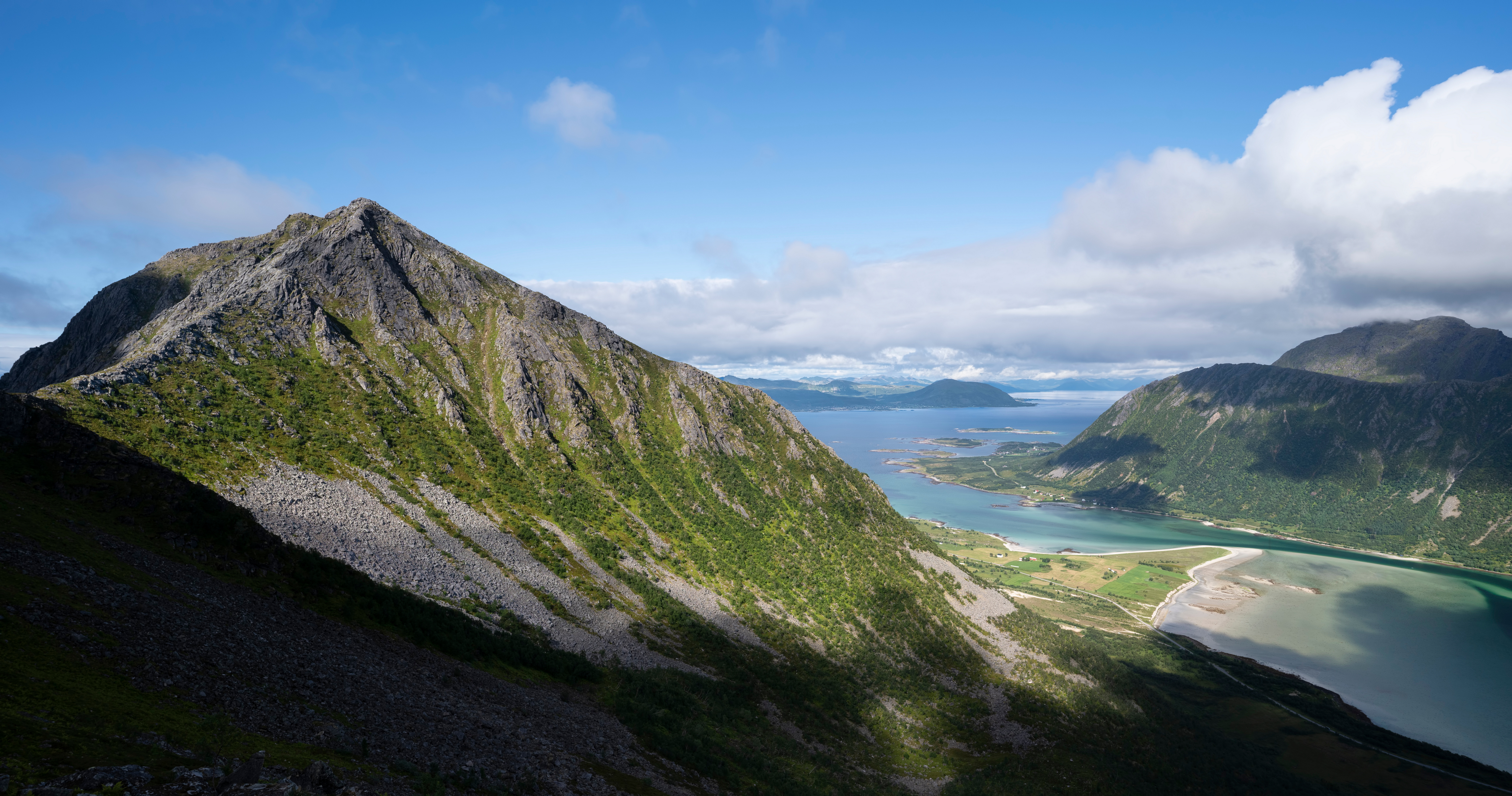Картинки Лофотенские острова Норвегия Sandsfjellet Фьорд Горы Природа Облака 5120x2696 гора облако облачно