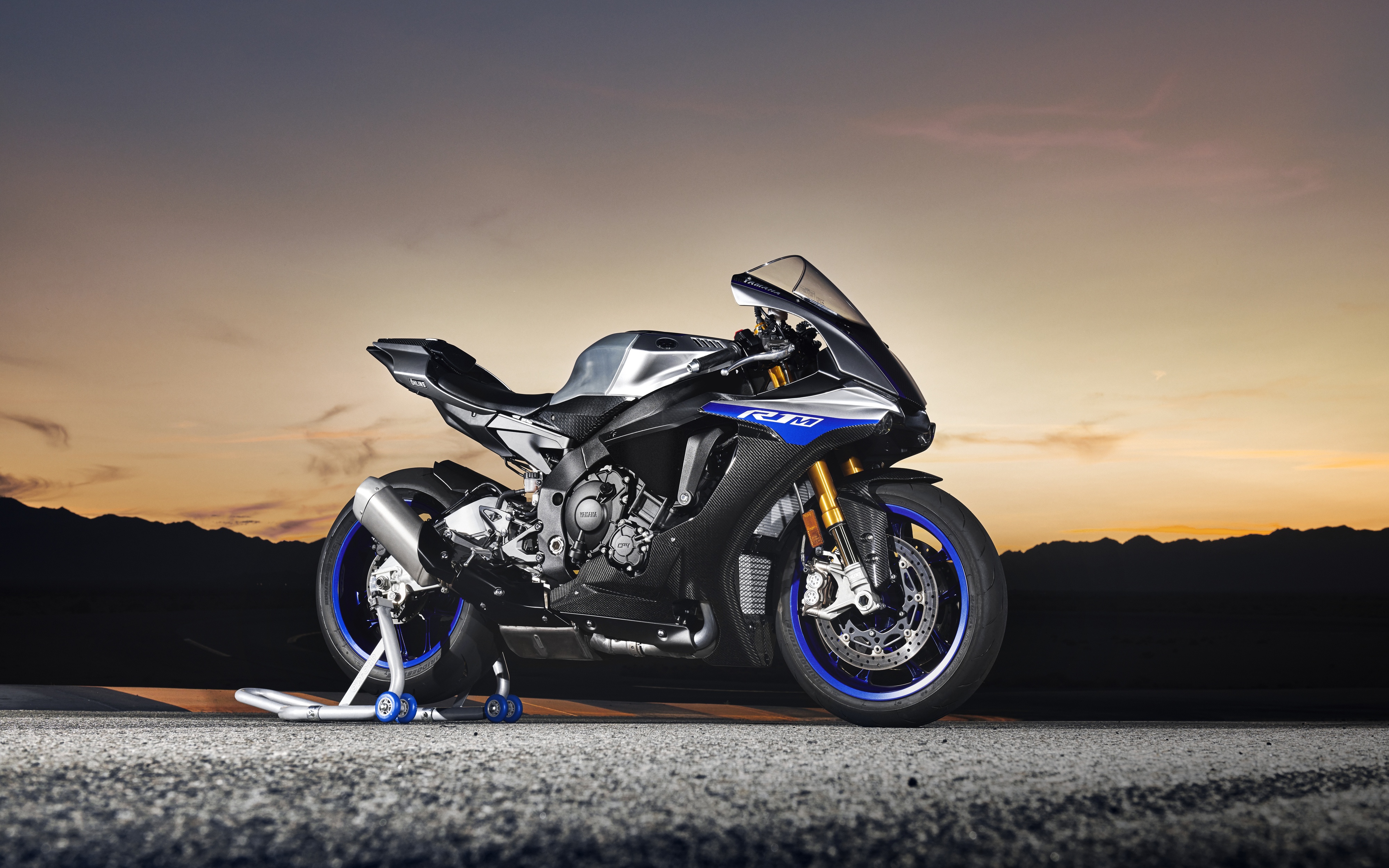 Картинки Yamaha 2018 YZF R1M Мотоциклы Сбоку 4000x2500 Ямаха мотоцикл
