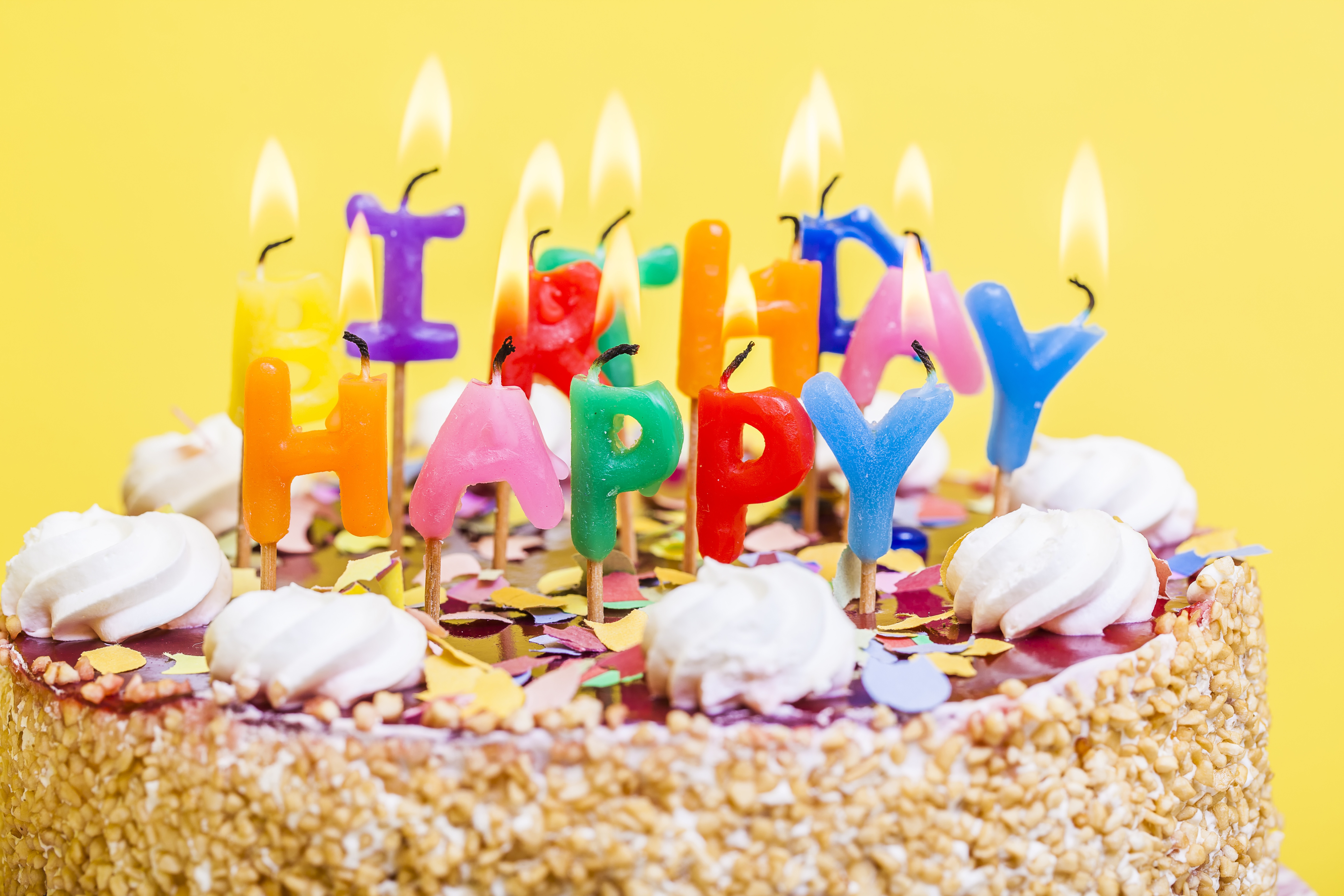 A birthday. Тортик с днем рождения. Торт со свечками. Свечи для торта. Открытка с днём рождения торт.
