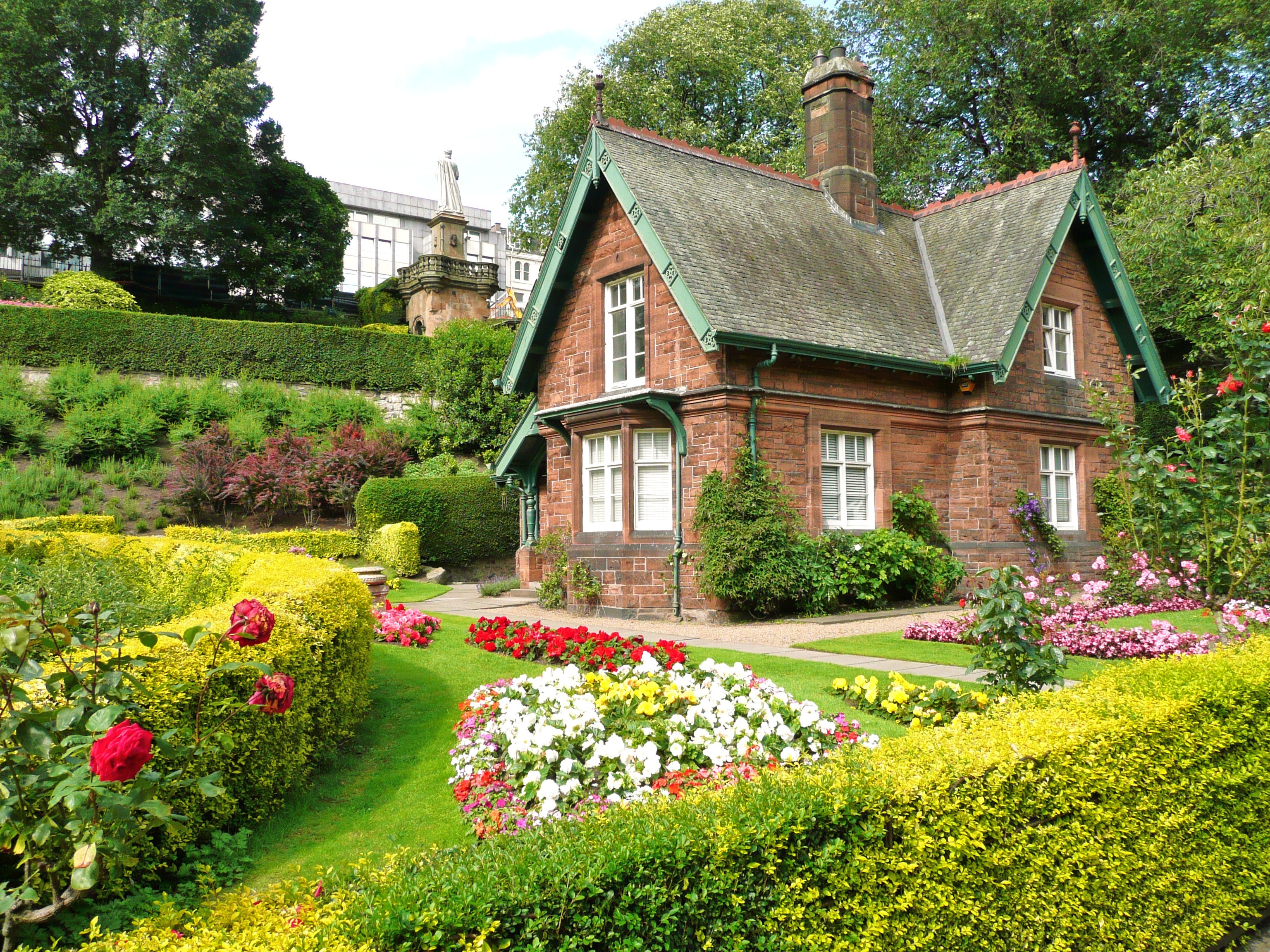 Будинок на счастье. Английские домики с садом каменный Джейн Остен. Поместья Хэмпшир Англия. Домик садовника Эдинбург. Стиль Тюдор (Tudor Revival Cottage).