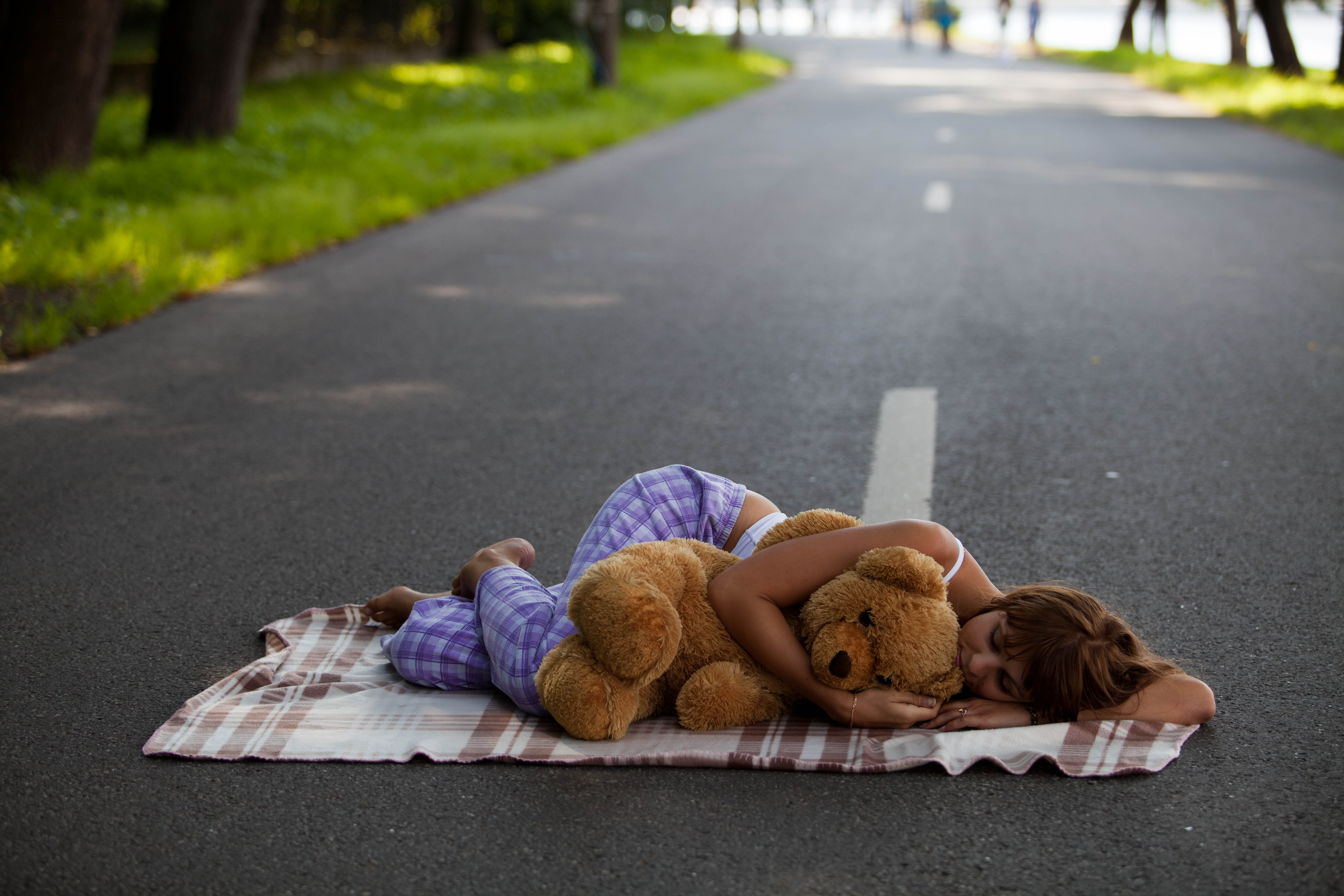 Street sleeping. Девушка лежит на дороге. Девушка лежит на асфальте. Девушка валяется на дороге.