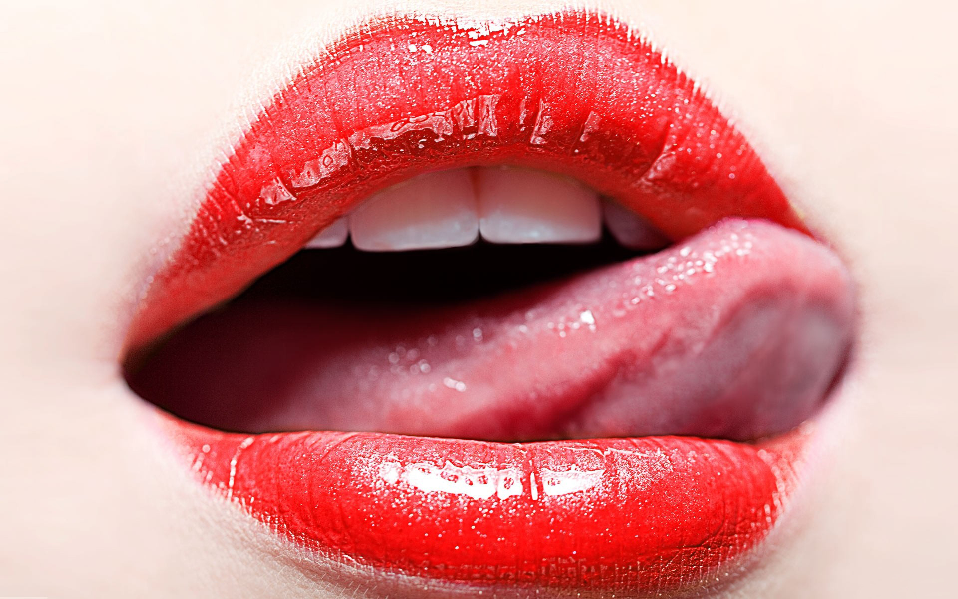 Язык c е. Красивые женские губы. Красивые губки. Сочные губы. Красные губы приоткрытые.