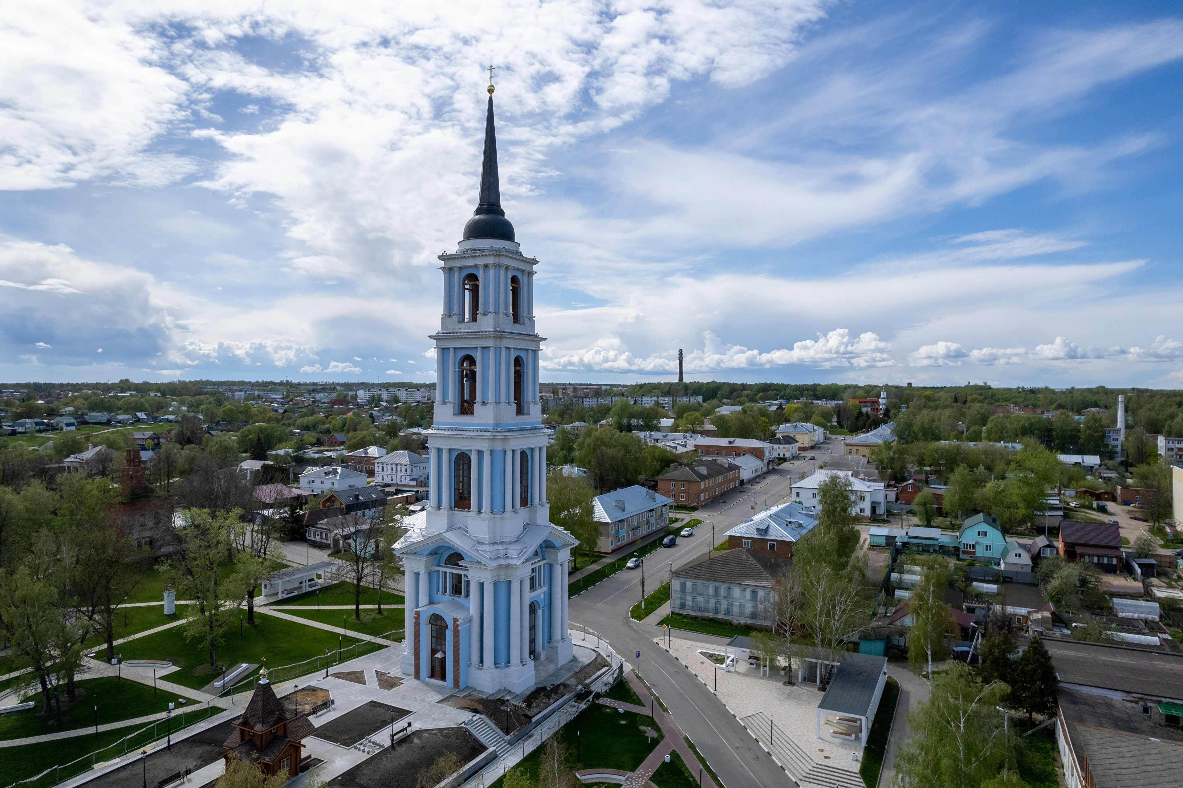 Улица города с колокольней