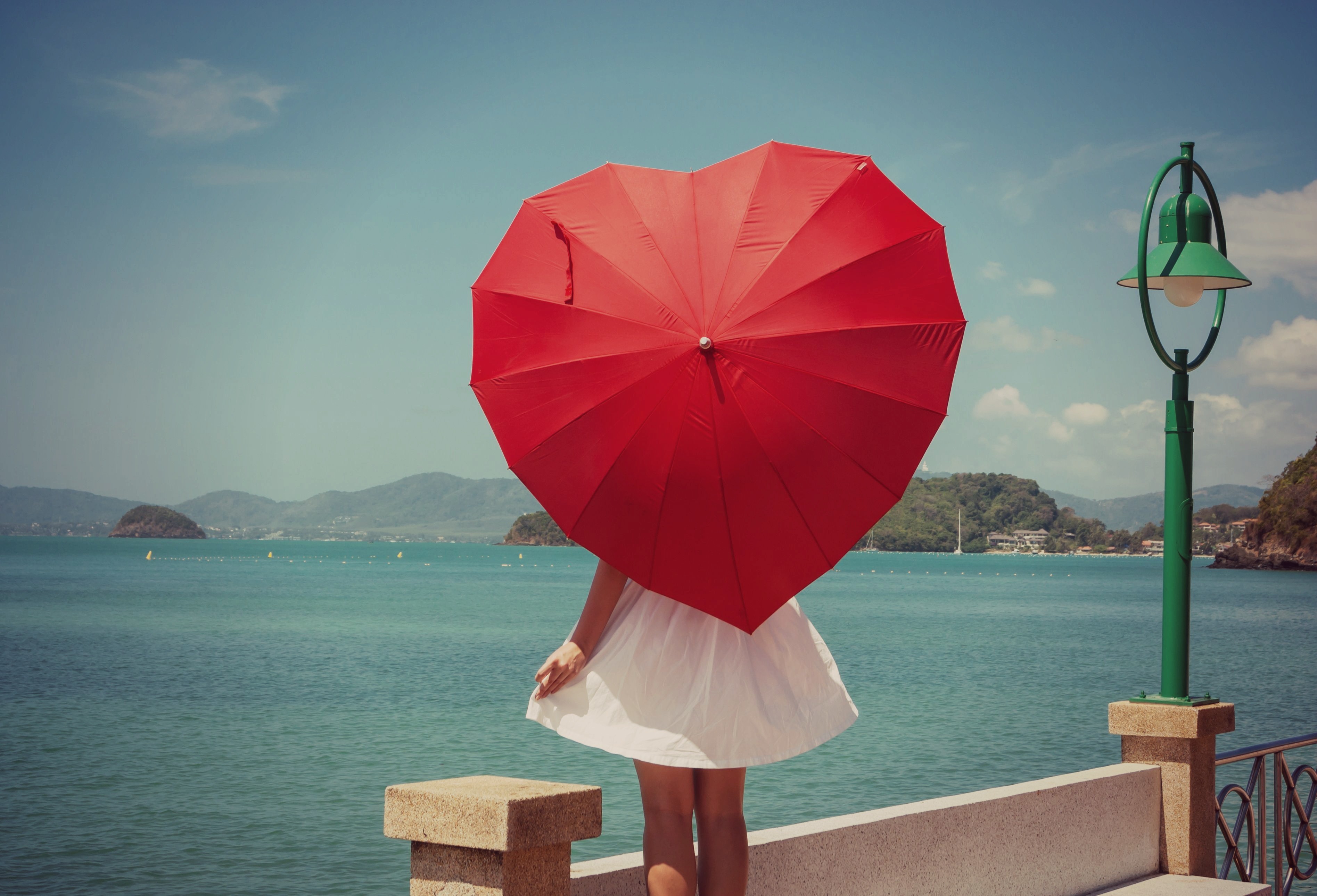 Картинки на ватсап красивые. Девушка с зонтом. Девушка с красным зонтом. Девушка с красным зонтом в виде сердца. Девушка с ярким зонтом.