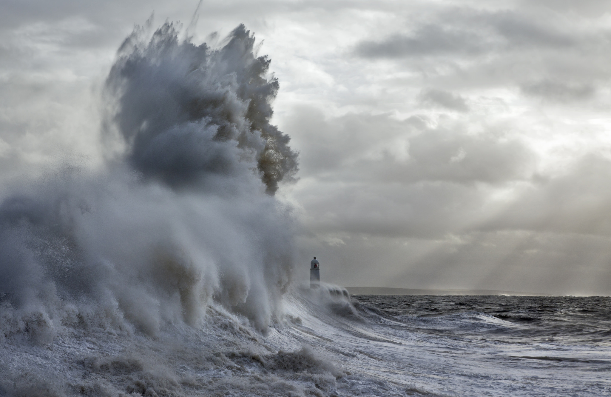 Сильный ветер с водой. Энди Симмонс пейзаж море шторм. Атлантический океан шторм. Ледовитый океан шторм. Тихий океан шторм.