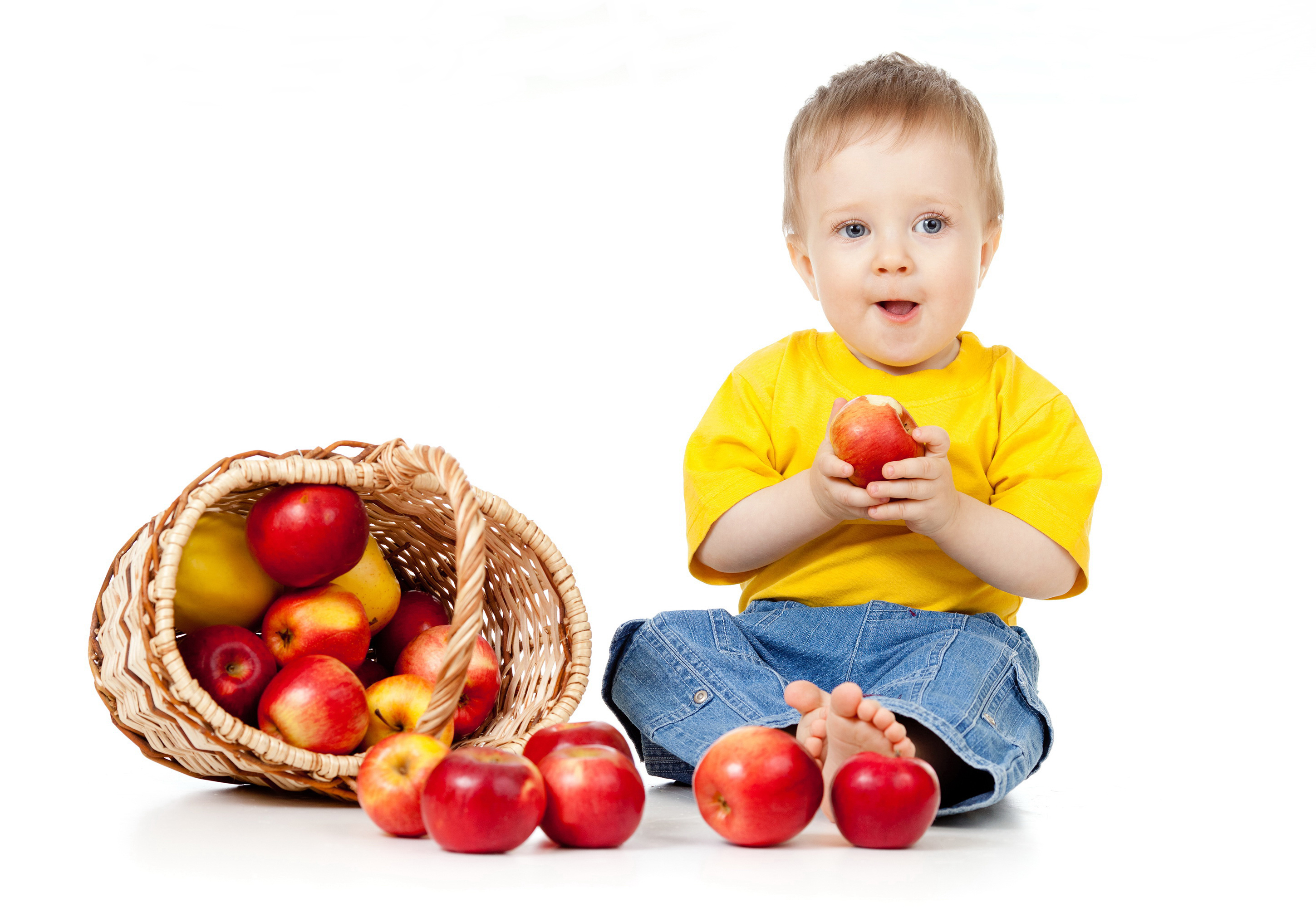 Ребенку можно свежее яблоко. Овощи и фрукты для детей. Фрукты для детей. Яблоко для детей. Ребенок ест овощи и фрукты.