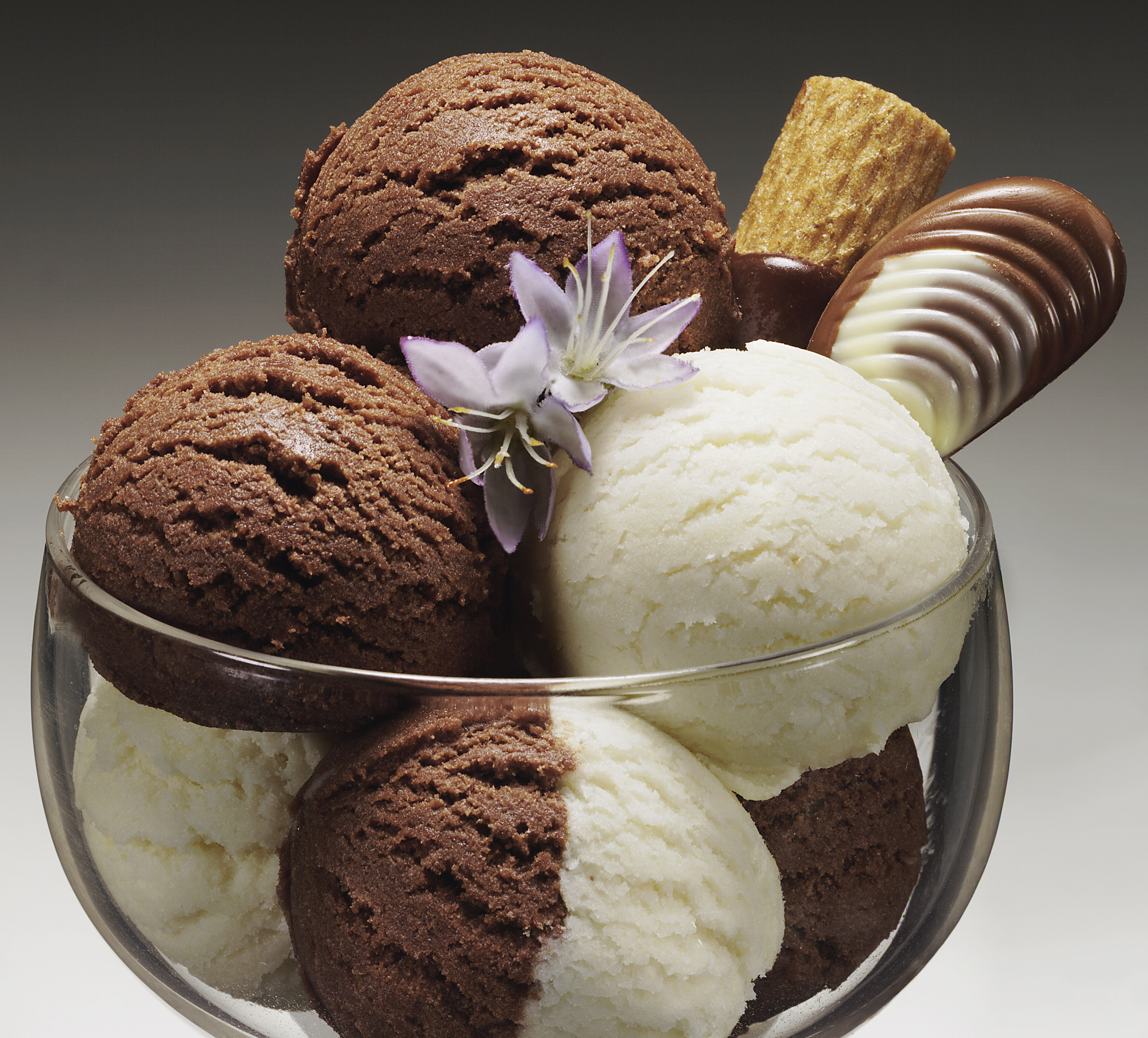Choco ice. Мороженое пломбир шоколадный. Шоколадное мороженое. Шарик мороженое. Красивое мороженое.