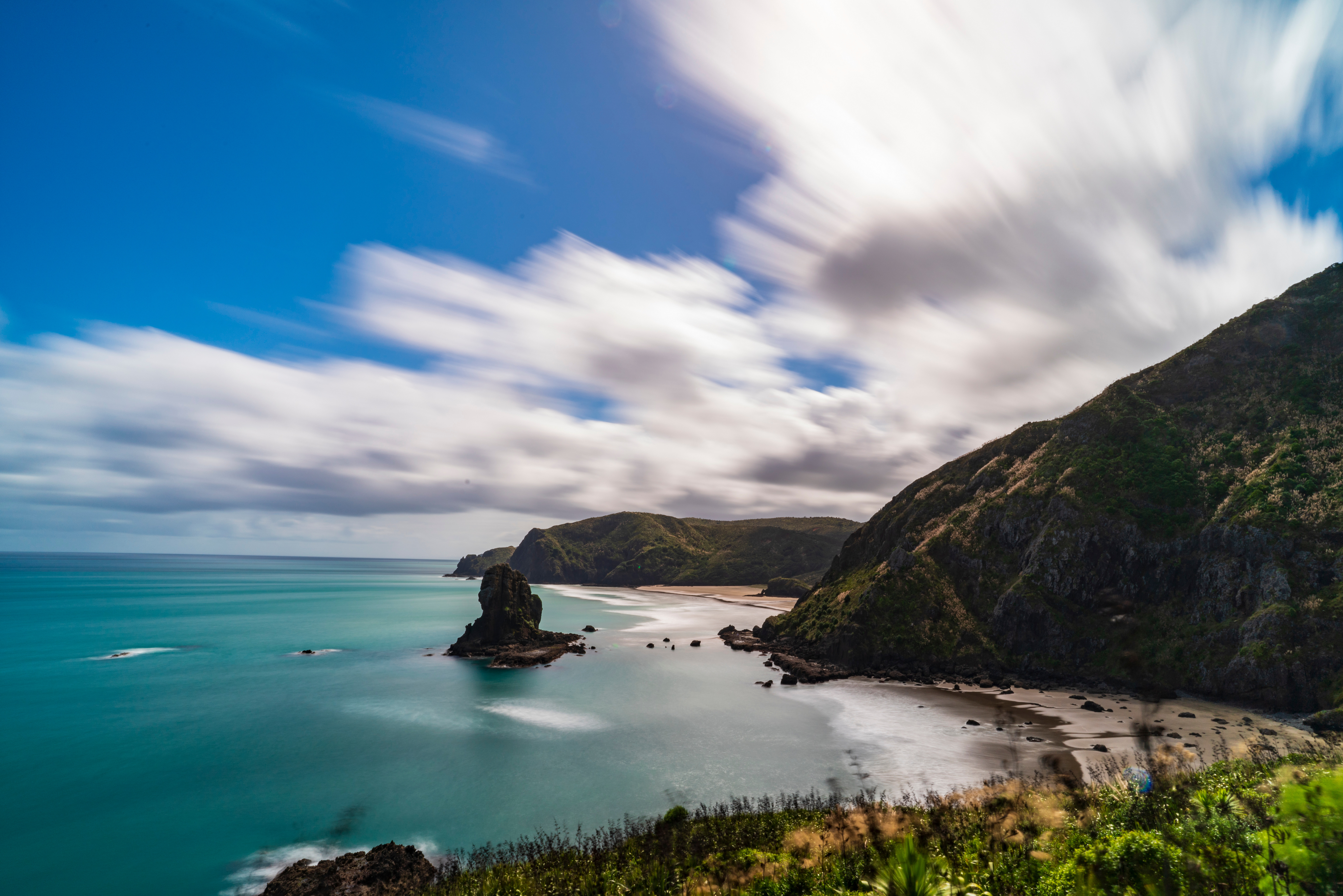 Обои для рабочего стола Новая Зеландия Piha Beach скалы Природа Побережье Облака 5120x3415 Утес скале Скала берег облако облачно