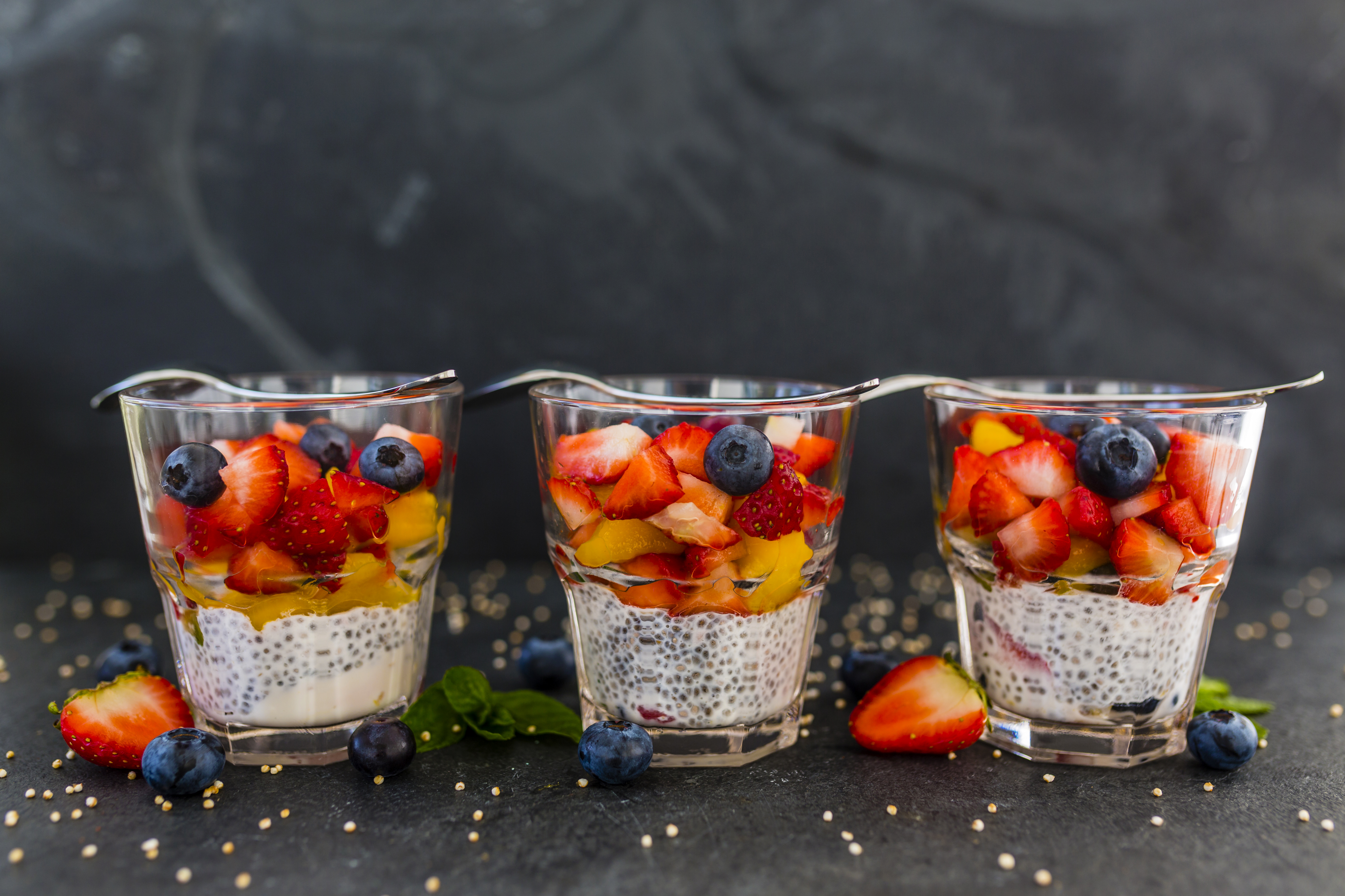Фруктовые стаканчики. Фрукты в стаканчиках. Фруктовый стакан. Стаканчик с фруктами и ягодами. Фруктовый десерт в стакане.