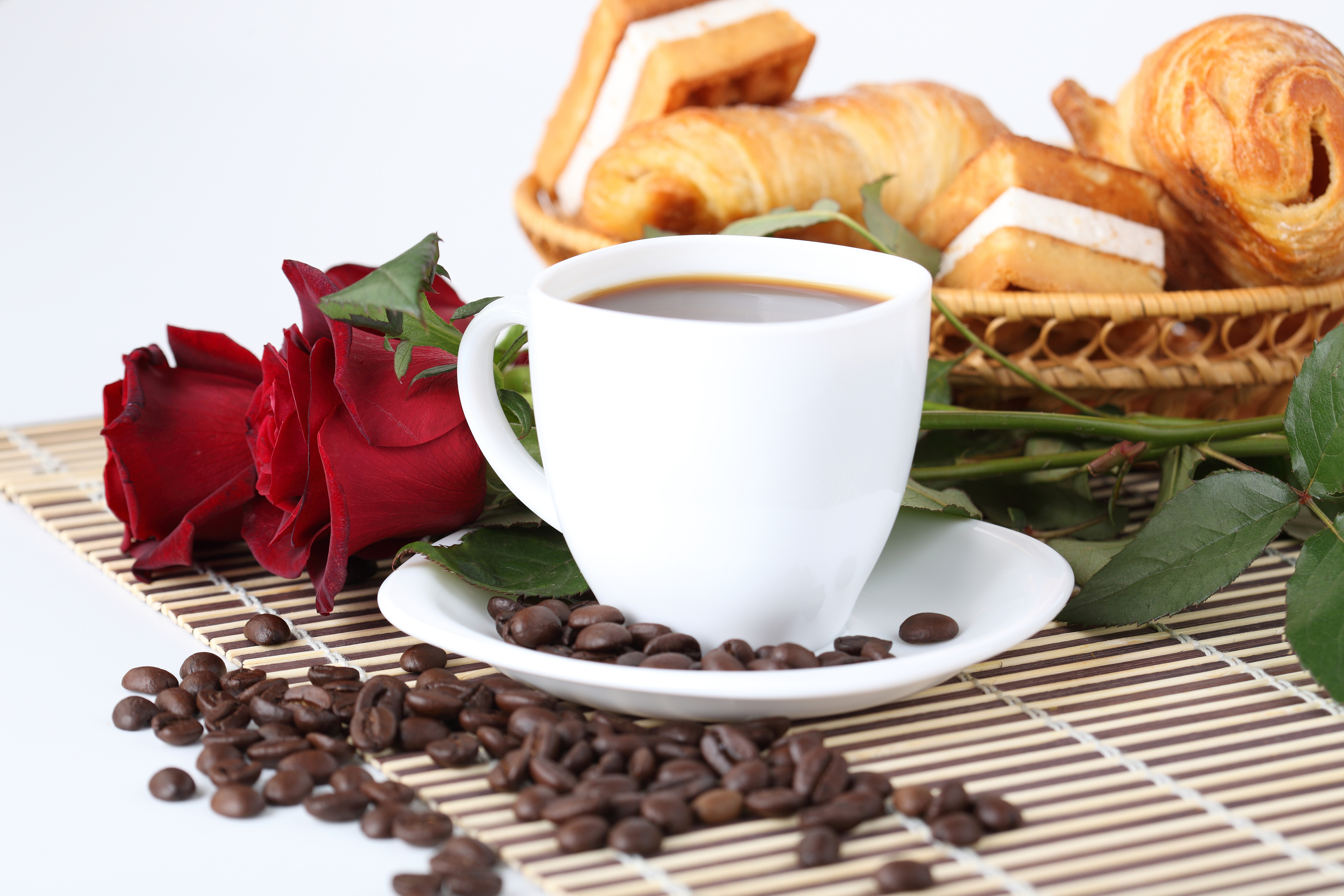 https://s1.1zoom.ru/big3/456/Coffee_Roses_Breakfast_Cup_Grain_514528_8600x5733.jpg
